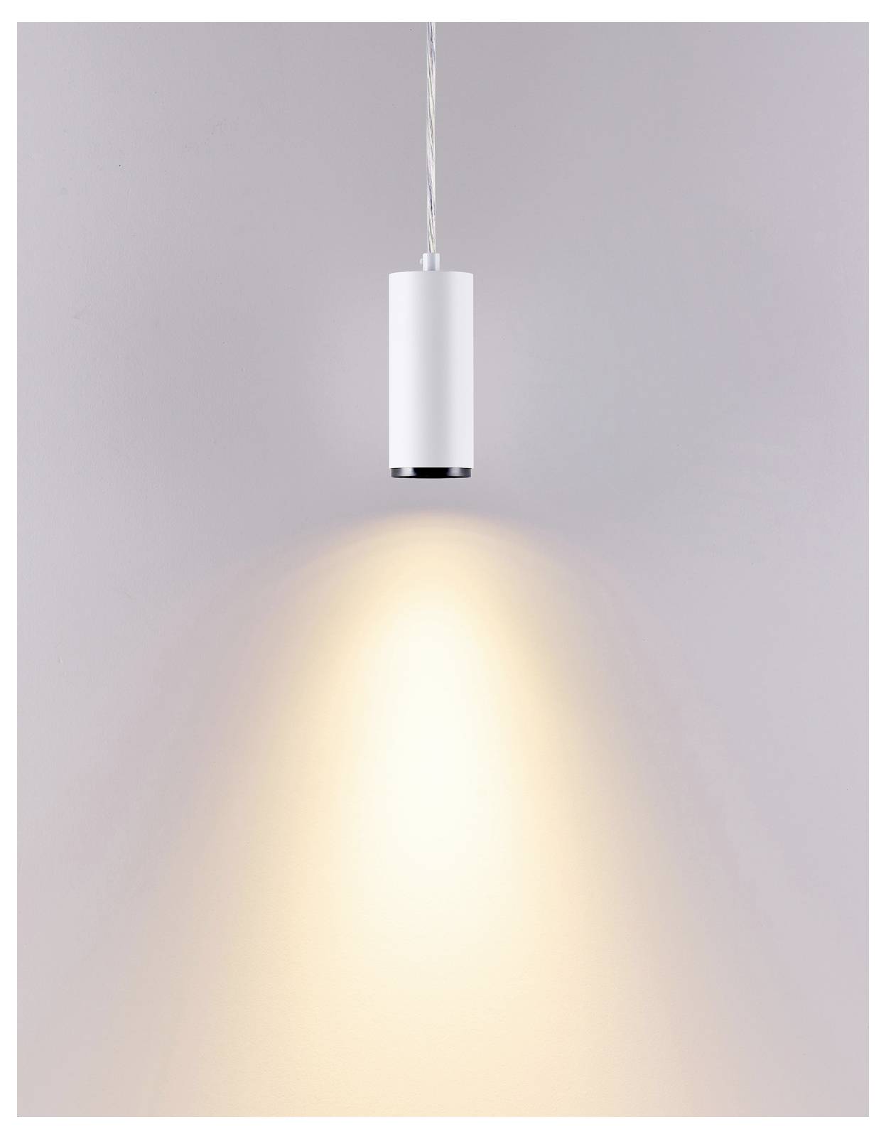 Een moderne witte hanglamp hangt aan het plafond en werpt een warme lichtkegel op een effen muur.