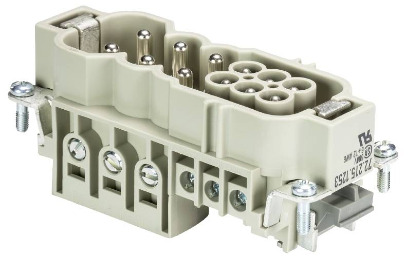 Industriële connectoren met meerdere metalen pinnen en schroefaansluitingen, gebruikt voor elektrische verbindingen in apparatuur.