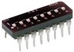 Een rechthoekige elektronische component met meerdere pinnen, waarschijnlijk een geïntegreerde schakeling chip, op een witte achtergrond.