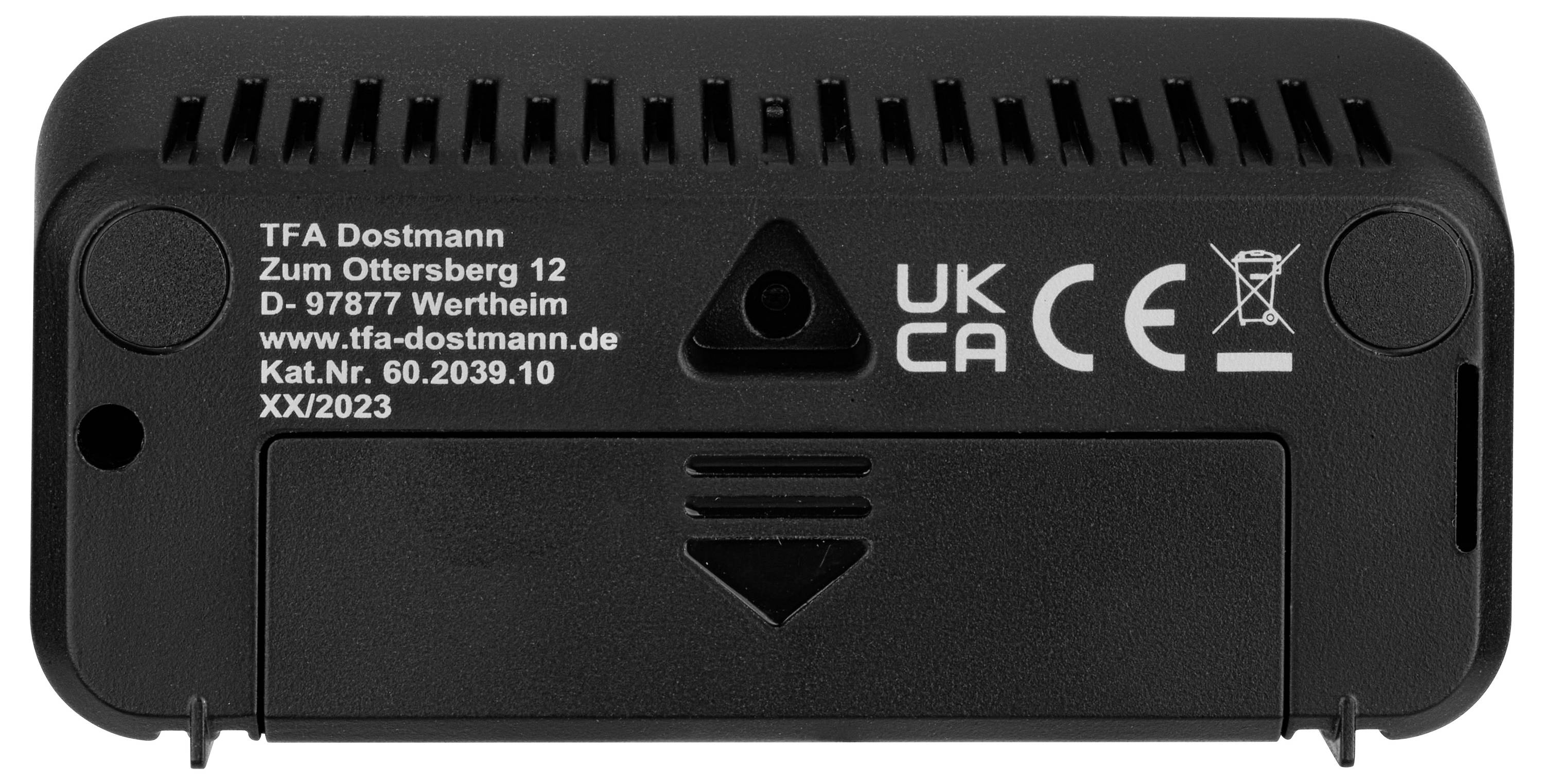 Achterkant van een elektronisch apparaat met verluchtingssleuven, contactgegevens van TFA Dostmann en UKCA- en CE-certificeringstekens.