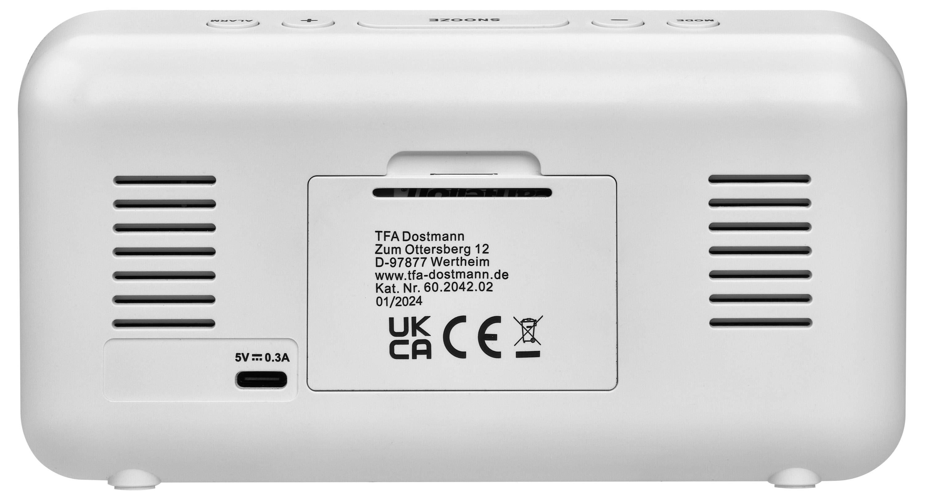 De achterkant van een elektronisch apparaat toont de fabrikant TFA Dostmann, adres, modelnummer, certificeringen en een USB-aansluiting.