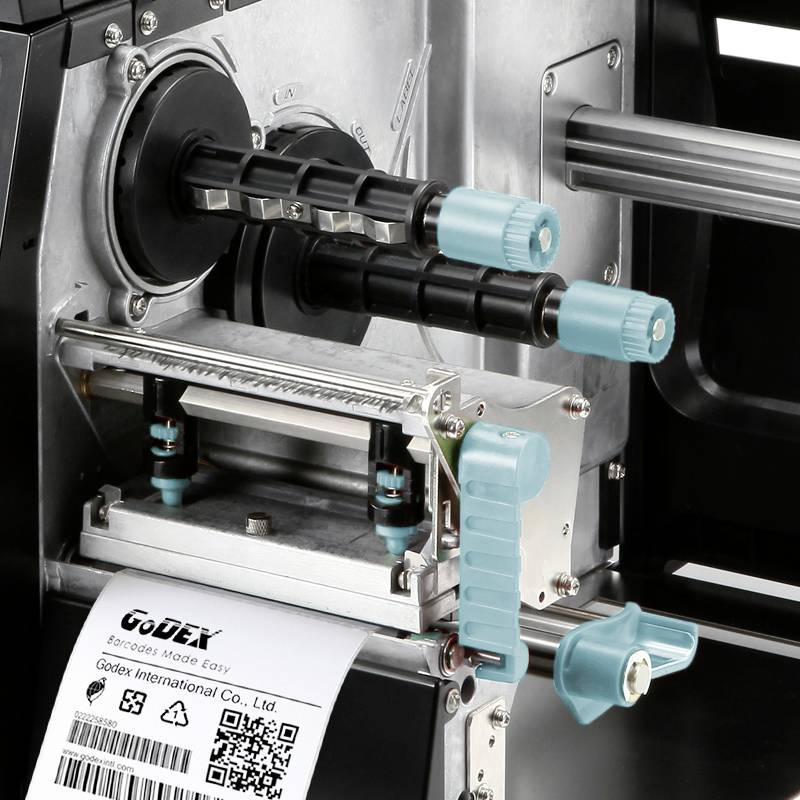 Een etikettenprinter drukt een barcode-etiket met de tekst 'Godex Move Easy'. De focus ligt op het drukmechanisme.