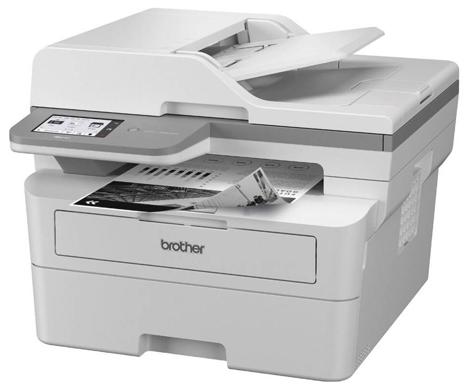 Een witte multifunctionele printer drukt een zwart-wit document af. Het Brother-logo is zichtbaar aan de voorkant.