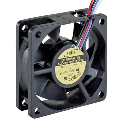 Een kleine zwarte ventilator met kabels voor stroomtoevoer. De opdruk aan de zijkant bevat technische specificaties.