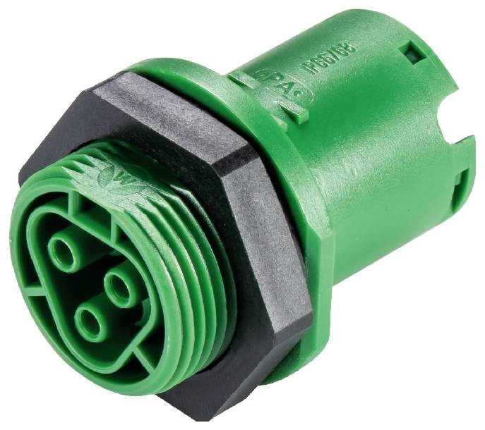 Groene elektrische stekker met drie pinnen en een zwarte kunststofring voor verbindingen in elektronische apparaten en machines.