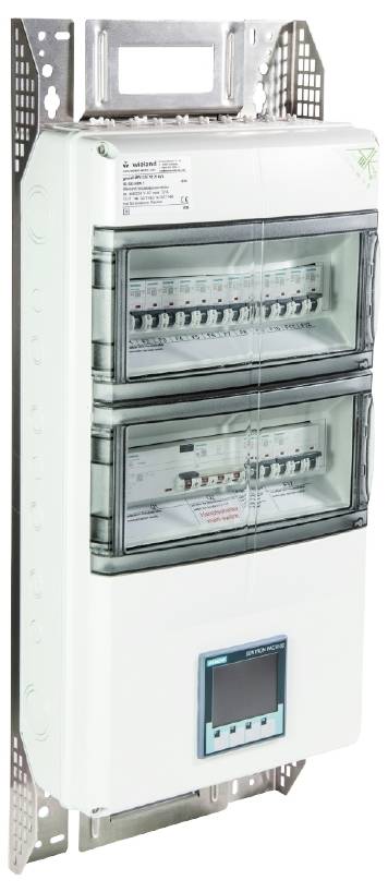 Elektrische schakelkast met meerdere schakelaars en een digitaal display. Metalen frame voor wandmontage zichtbaar.