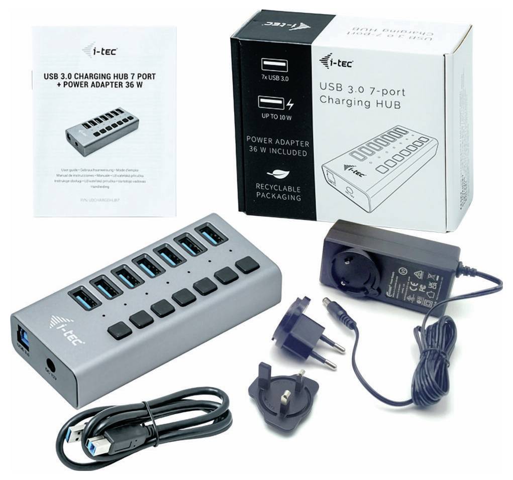 USB-hub met 7 poorten en netadapter. Toont verpakking, apparaat met blauwe poorten, kabel en adaptoraccessoires. Geschikt voor het opladen van meerdere apparaten.