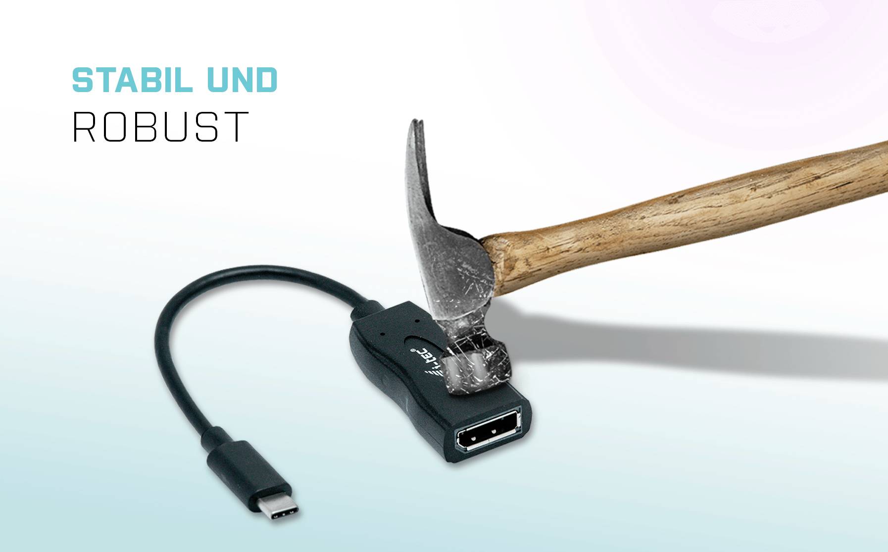 Een hamer slaat neer op een adapterkabelstekker. Ernaast staat de tekst 'STABIEL EN ROBUUST', wat wijst op de duurzaamheid.