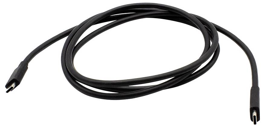 Een zwart USB-kabel met twee uiteinden ligt losjes opgerold op een witte ondergrond.