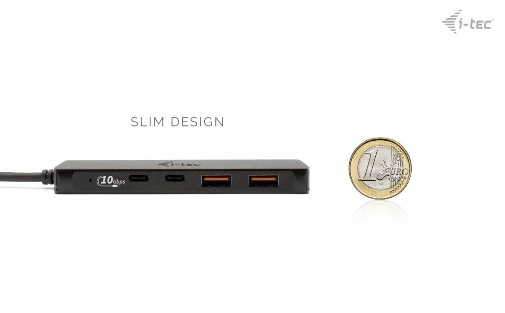 USB-C Hub met slank ontwerp, twee USB-C- en twee USB-A-poorten. Groottevergelijking met een 1-euromunt.