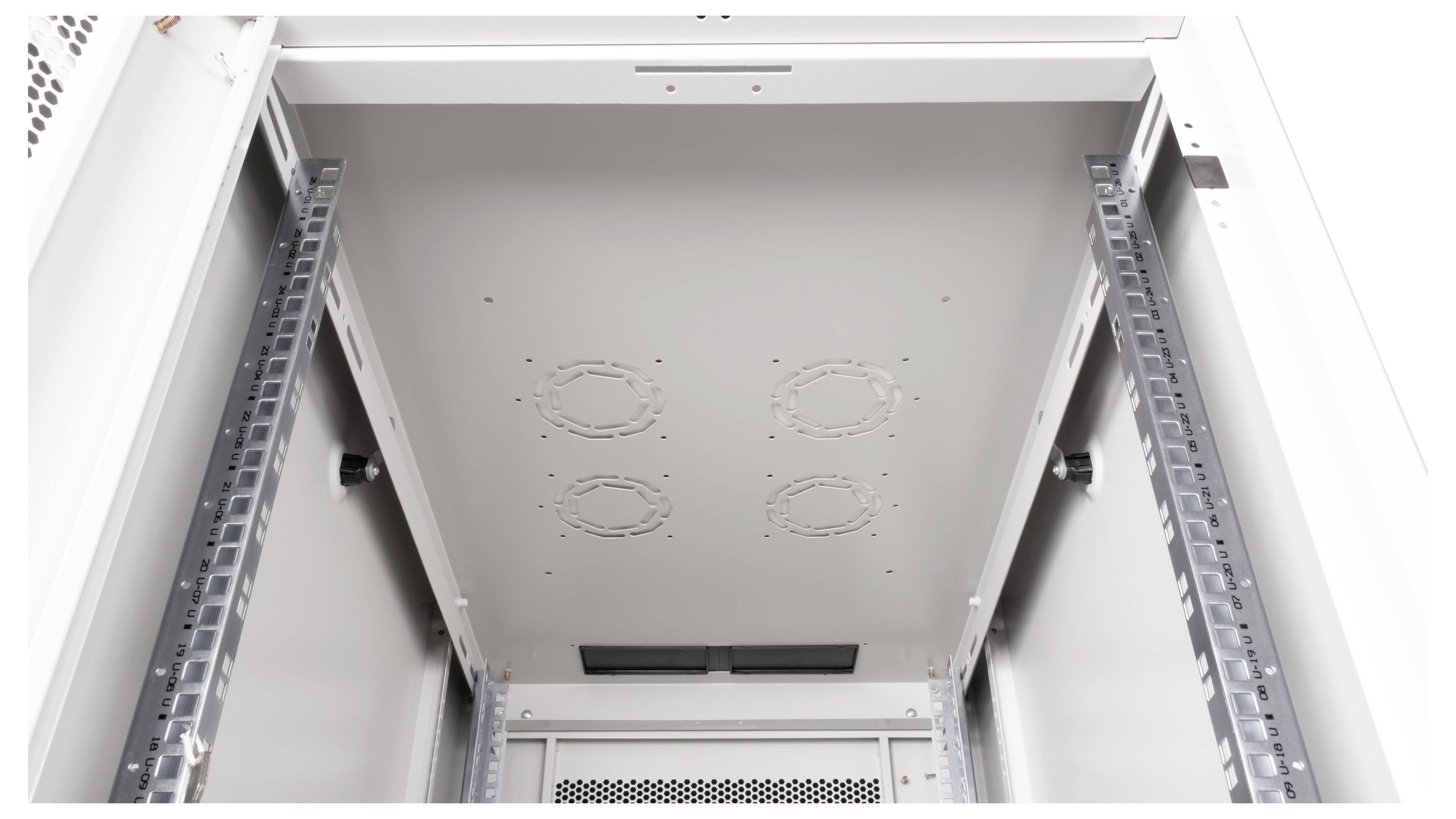 Binnenaanzicht van een leeg serverrek met monteerbare geleiders aan de zijkanten. Het plafond toont uitsparingen voor ventilatoren of kabels.