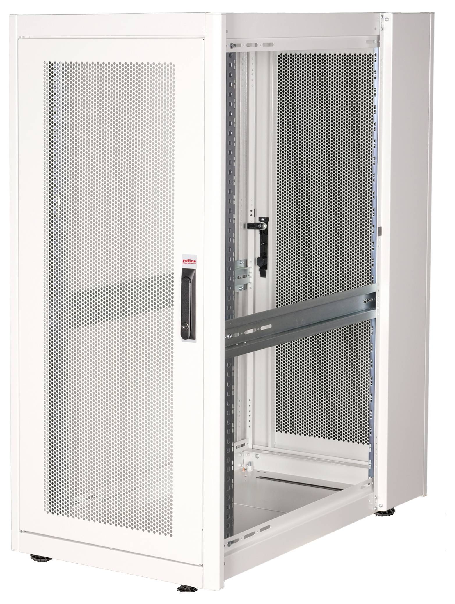 Een witte serverrack met geperforeerde deuren voor ventilatie, geschikt voor het herbergen van IT-apparatuur in datacenters.