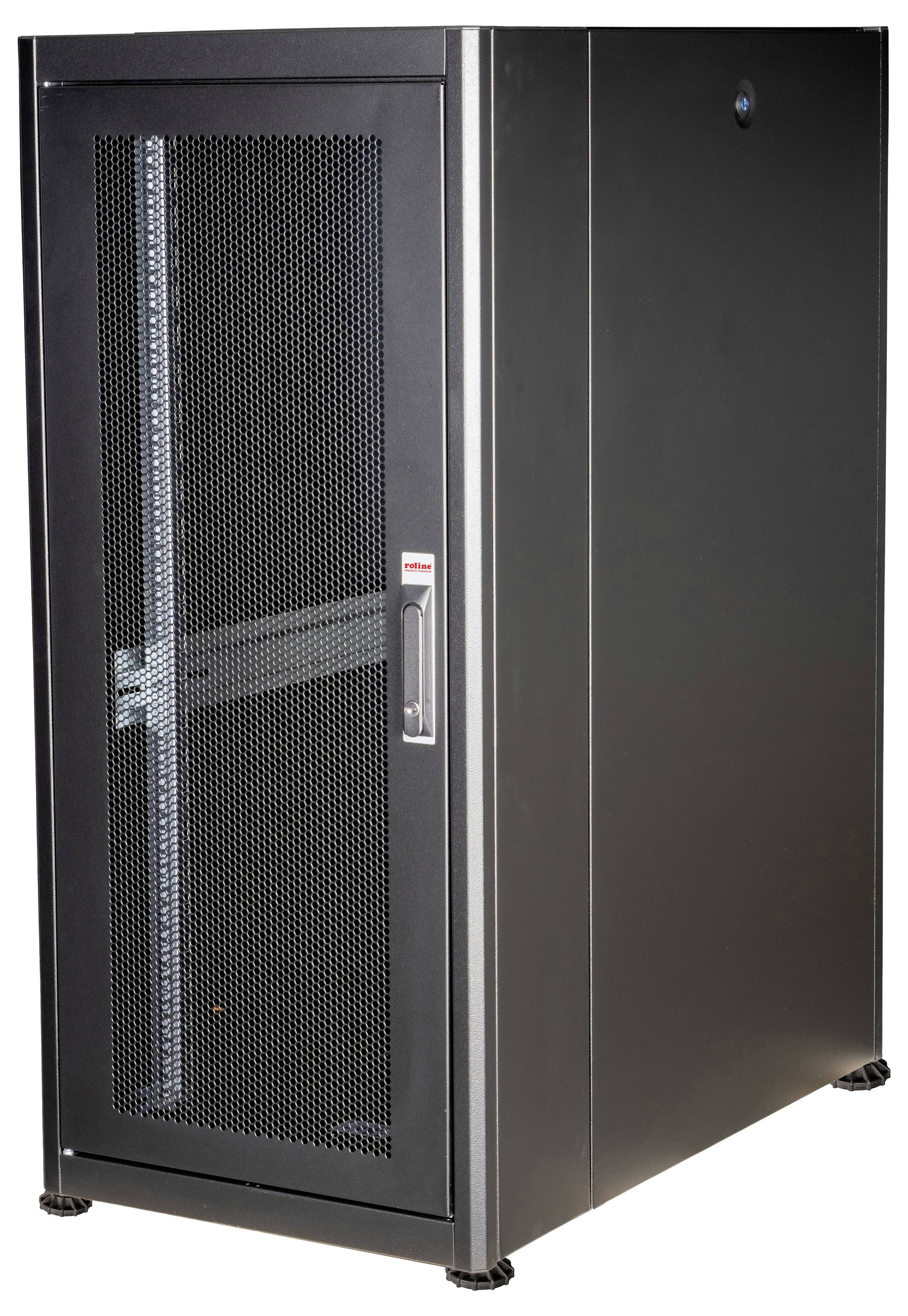 Zwarte serverrack met geperforeerde deur, staand op de vloer. Geschikt voor het huisvesten van servers en netwerkcomponenten.