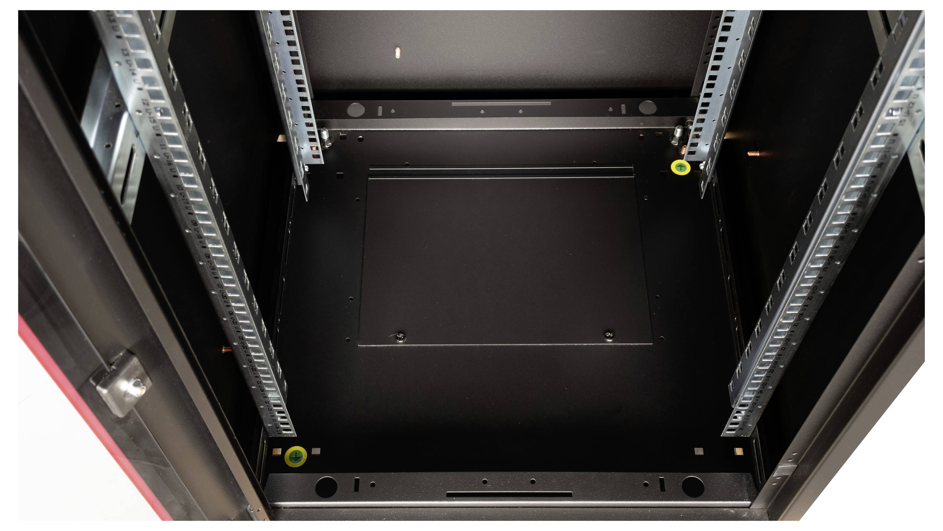 Een lege serverrack-kast met twee verticale metalen rails aan de zijkanten en een zwarte bodemplaat, bekeken van bovenaf.