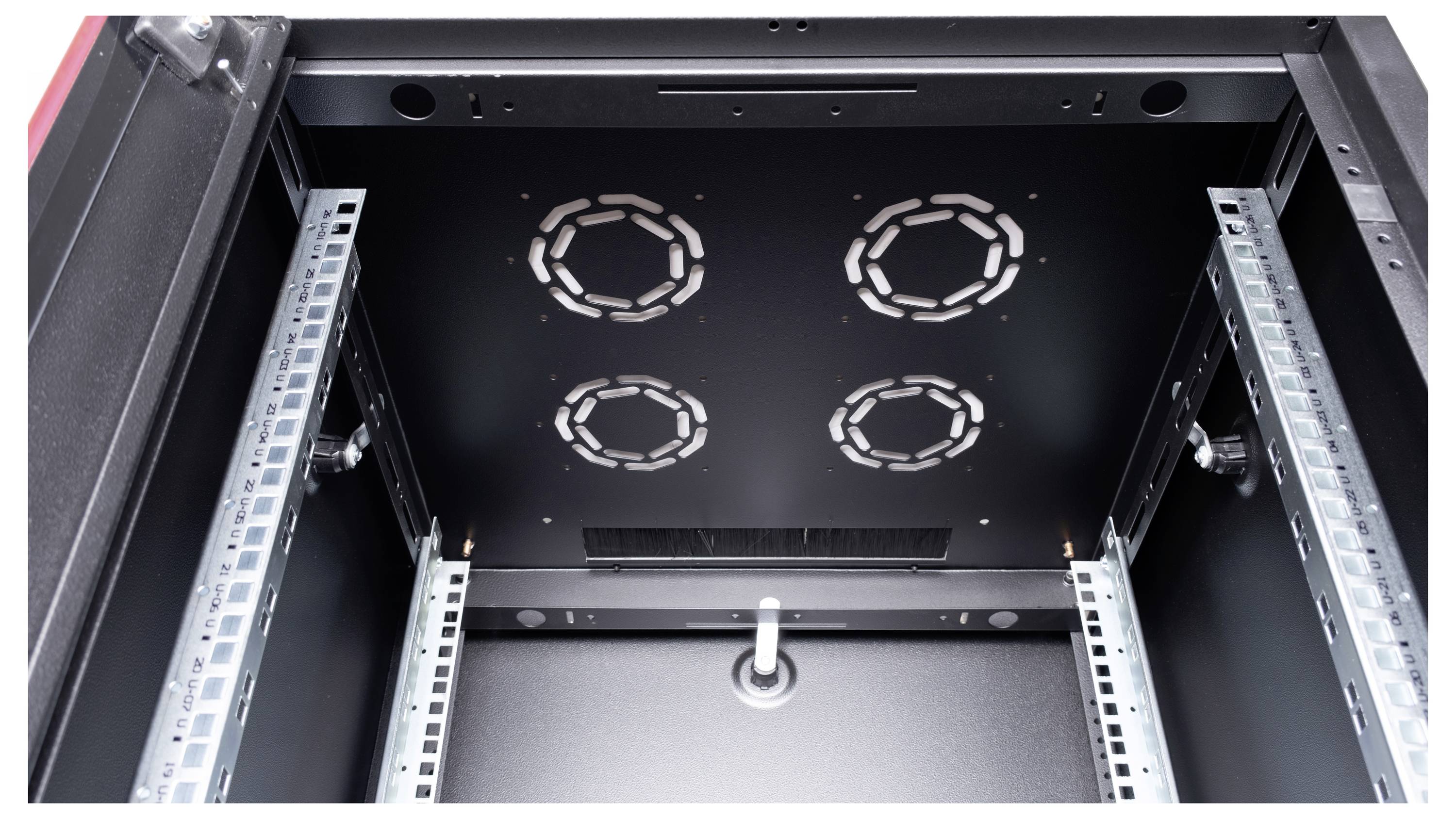 Leeg serverrack-kast met ventilatiesleuven aan de bovenkant, geschikt voor het plaatsen van IT-apparatuur in een datacenter.