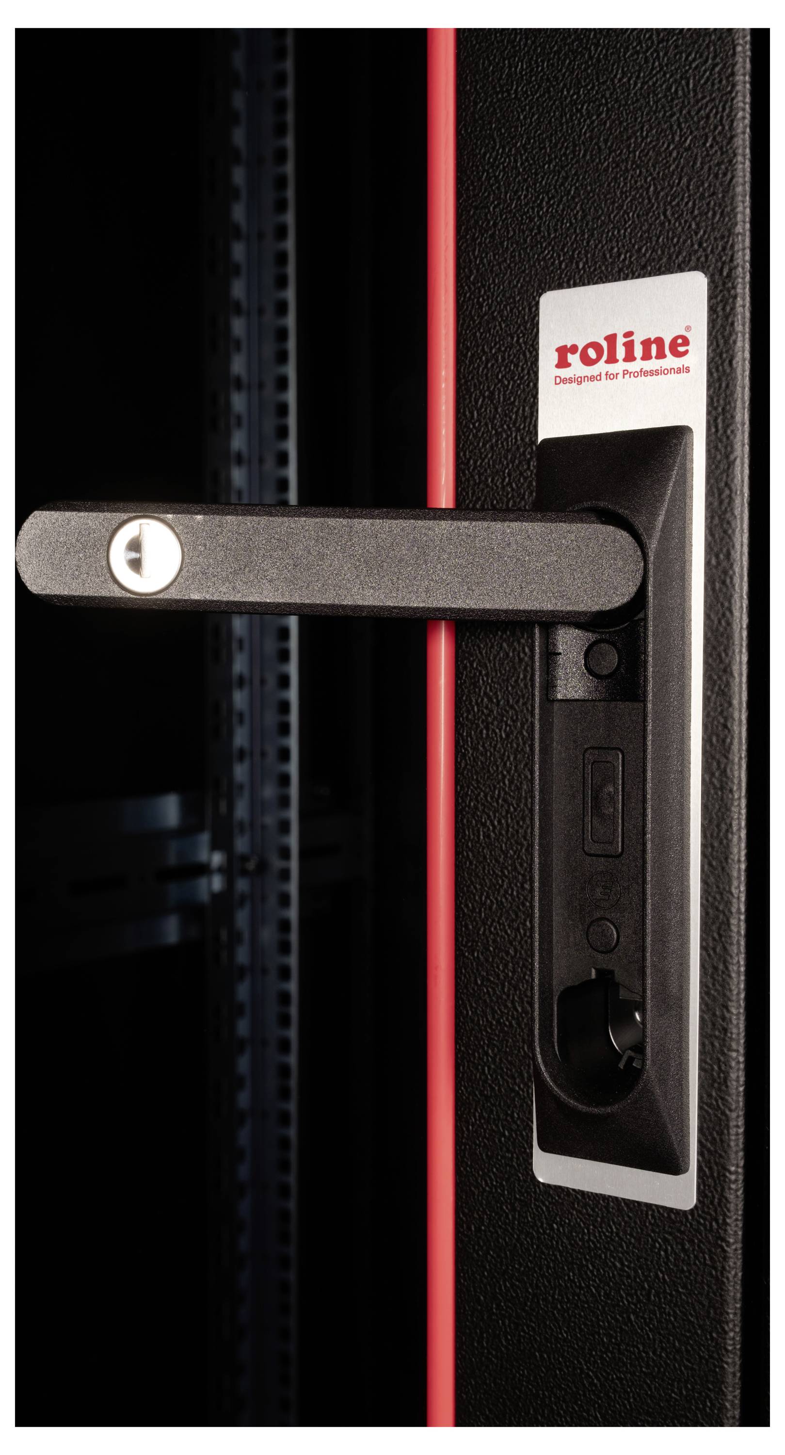 'Deurgreep van een zwarte kast met rode rand en zilveren Roline-logo'