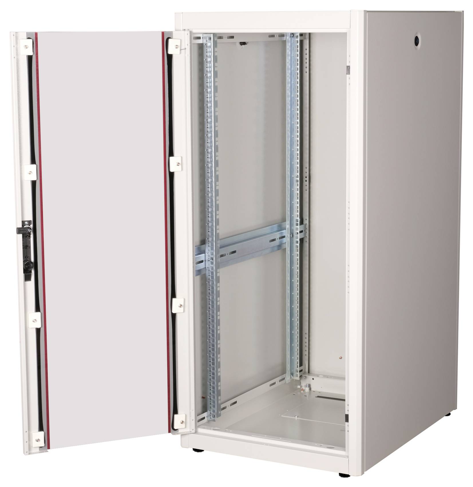 Een geopende, lege serverrack met metalen frame en sluitingen. Geschikt voor het plaatsen van netwerk- en serverapparatuur.