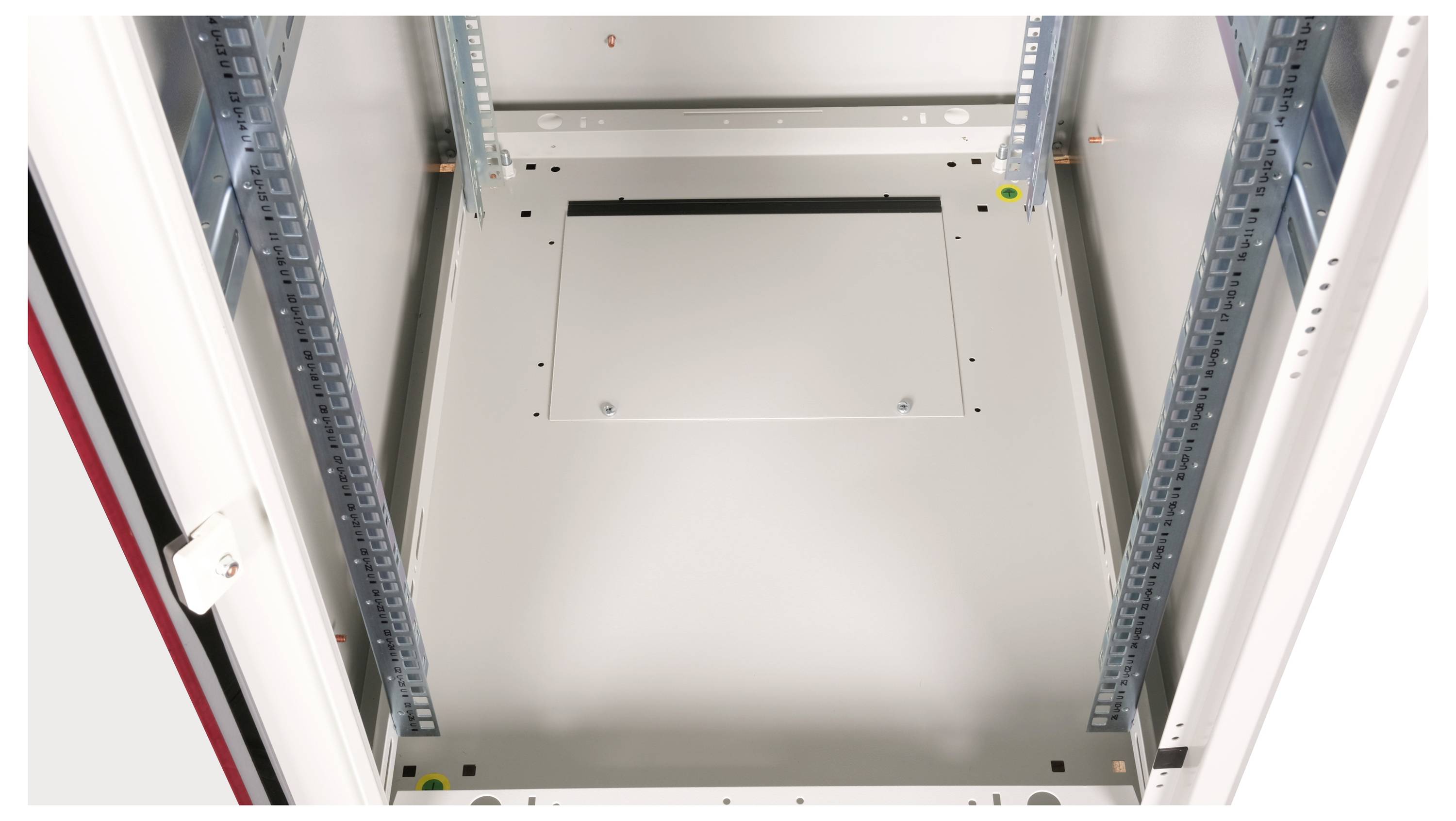 Binnenaanzicht van een lege serverrack met zichtbare metalen frames en schroefgaten voor de montage van apparatuur.