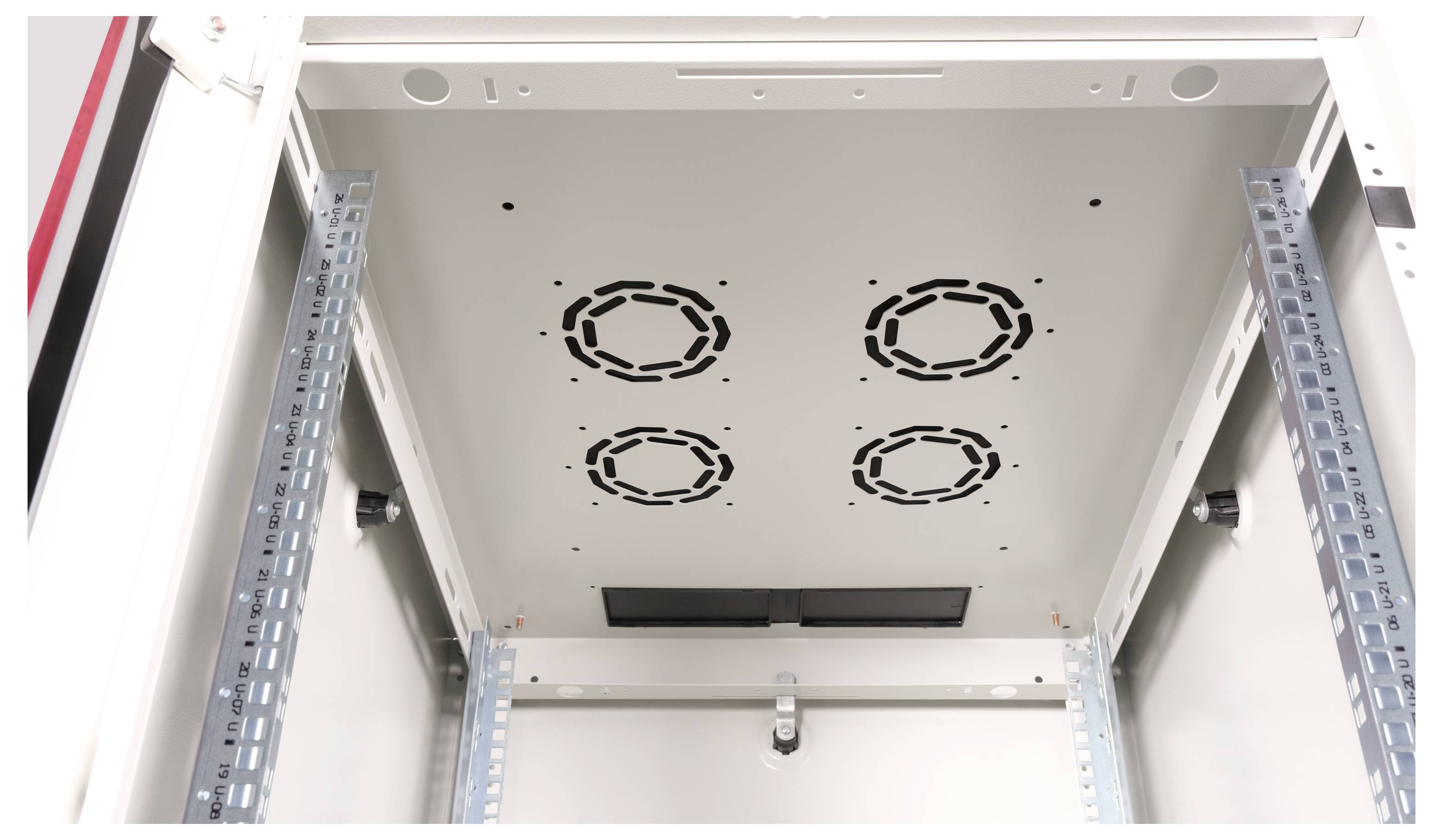 Een blik in het interieur van een grijs serverrek met vier ronde ventilatiemonden aan de bovenzijde, omgeven door twee metalen rails.