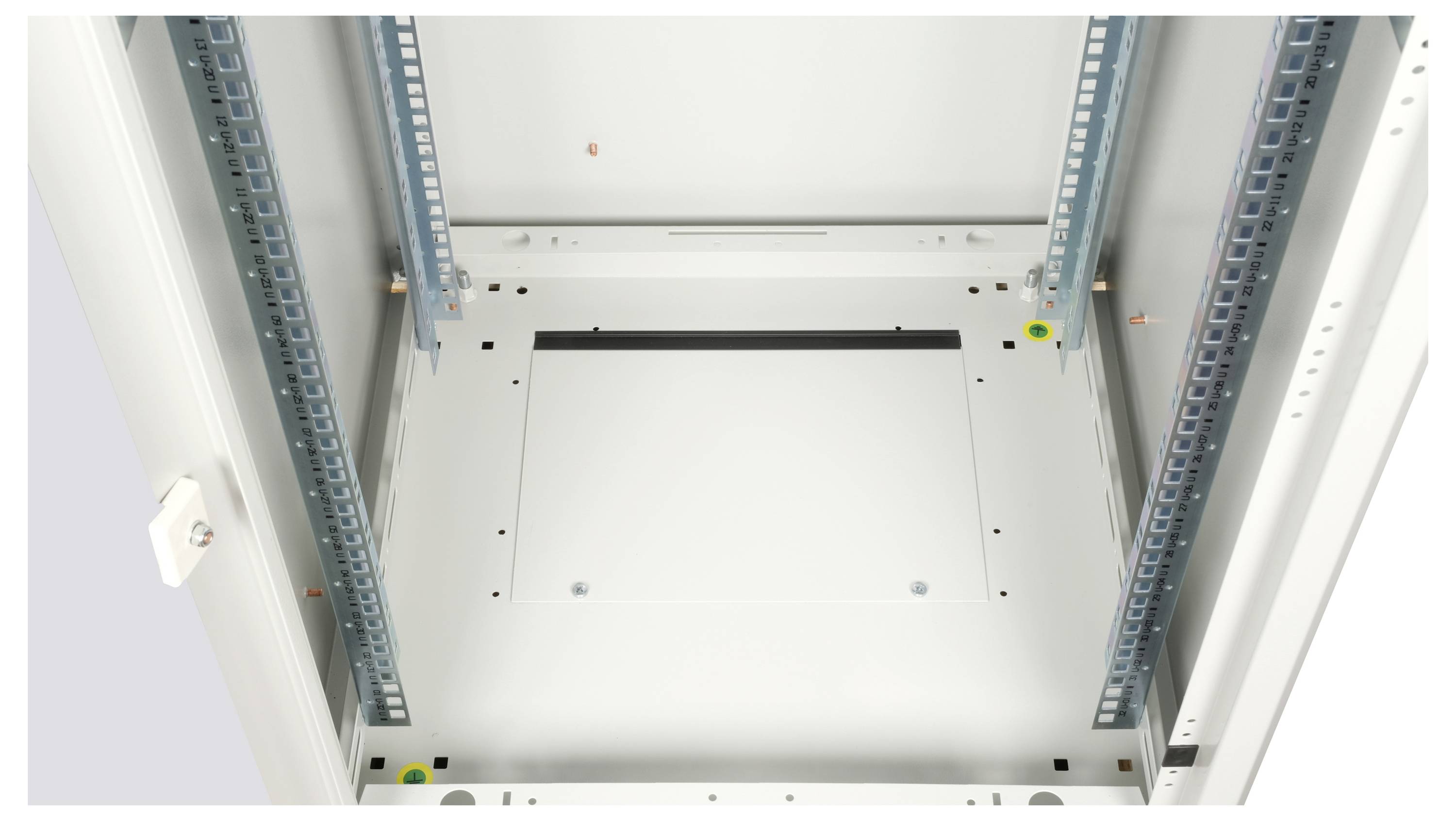 Een lege, verticale schakelkast met metalen frame en montagesporen. De kast is klaar voor het plaatsen van apparatuur.
