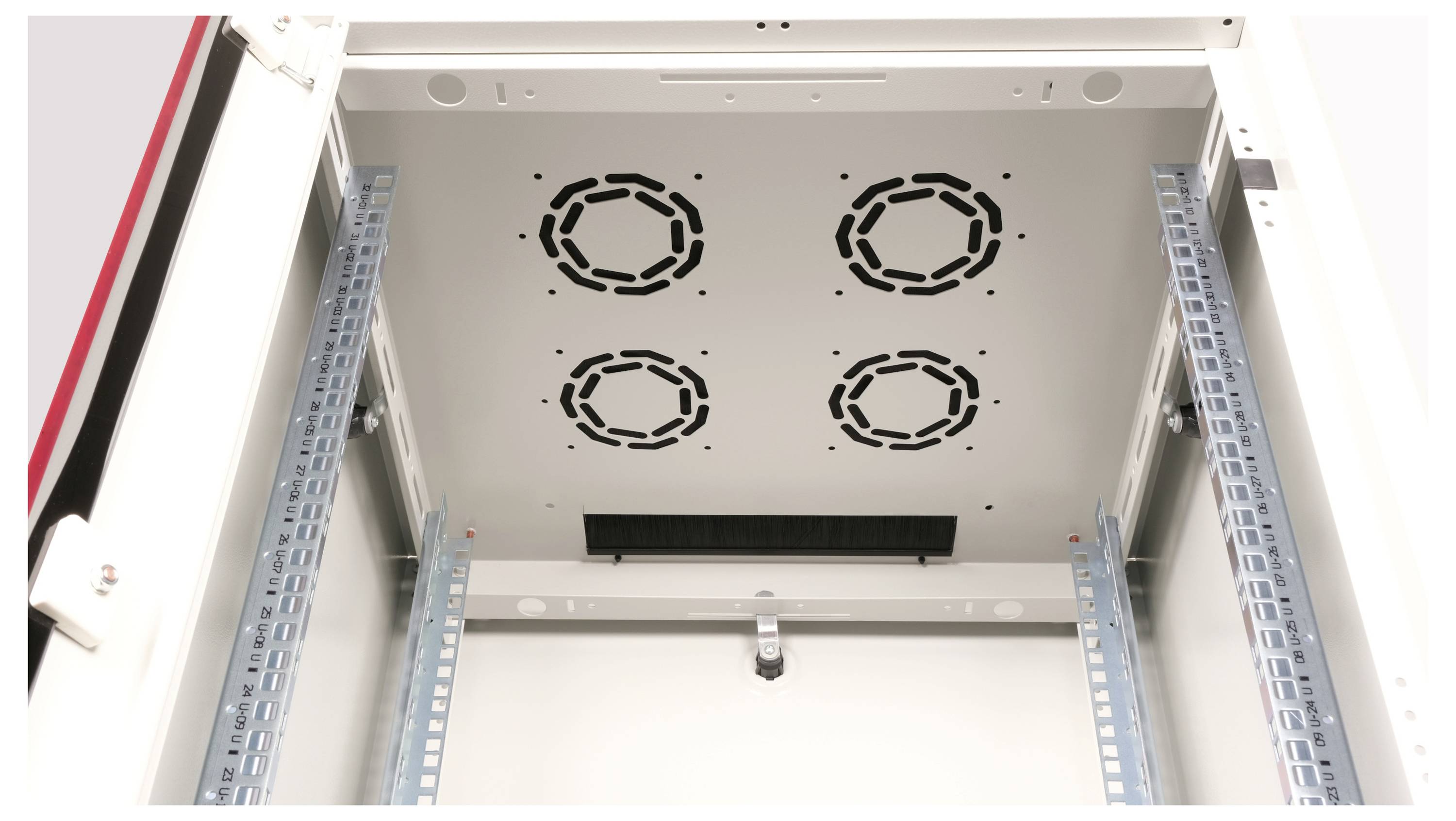 Een lege serverruimte met vier ventilatieopeningen in het plafond en twee zijdelingse railsystemen voor de montage van apparatuur.