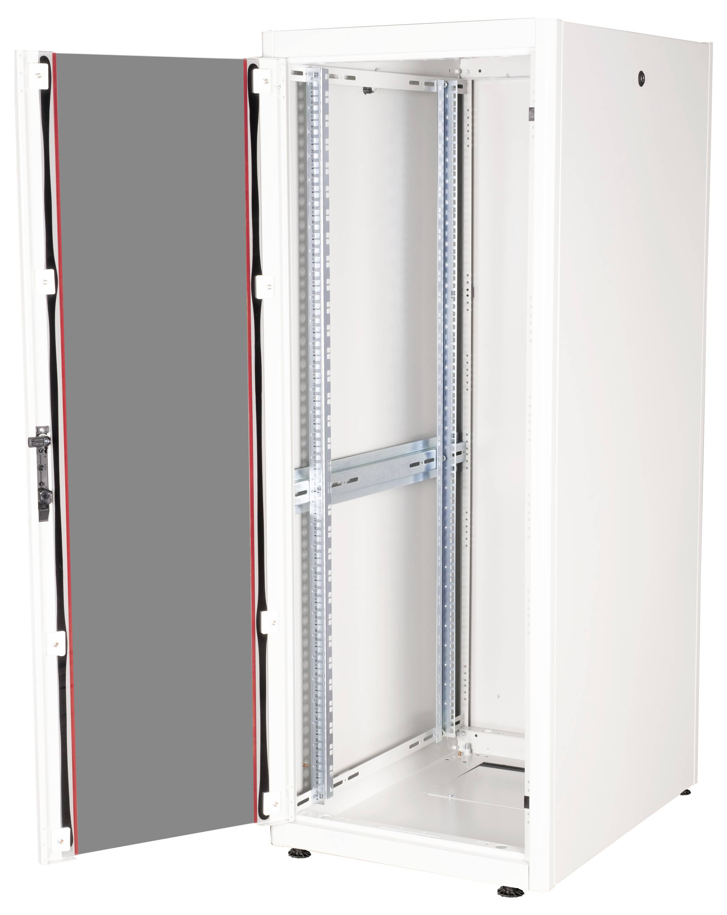 Een witte, open netwerkkast met een open zijdeur, klaar voor de installatie van server- of netwerkapparatuur.