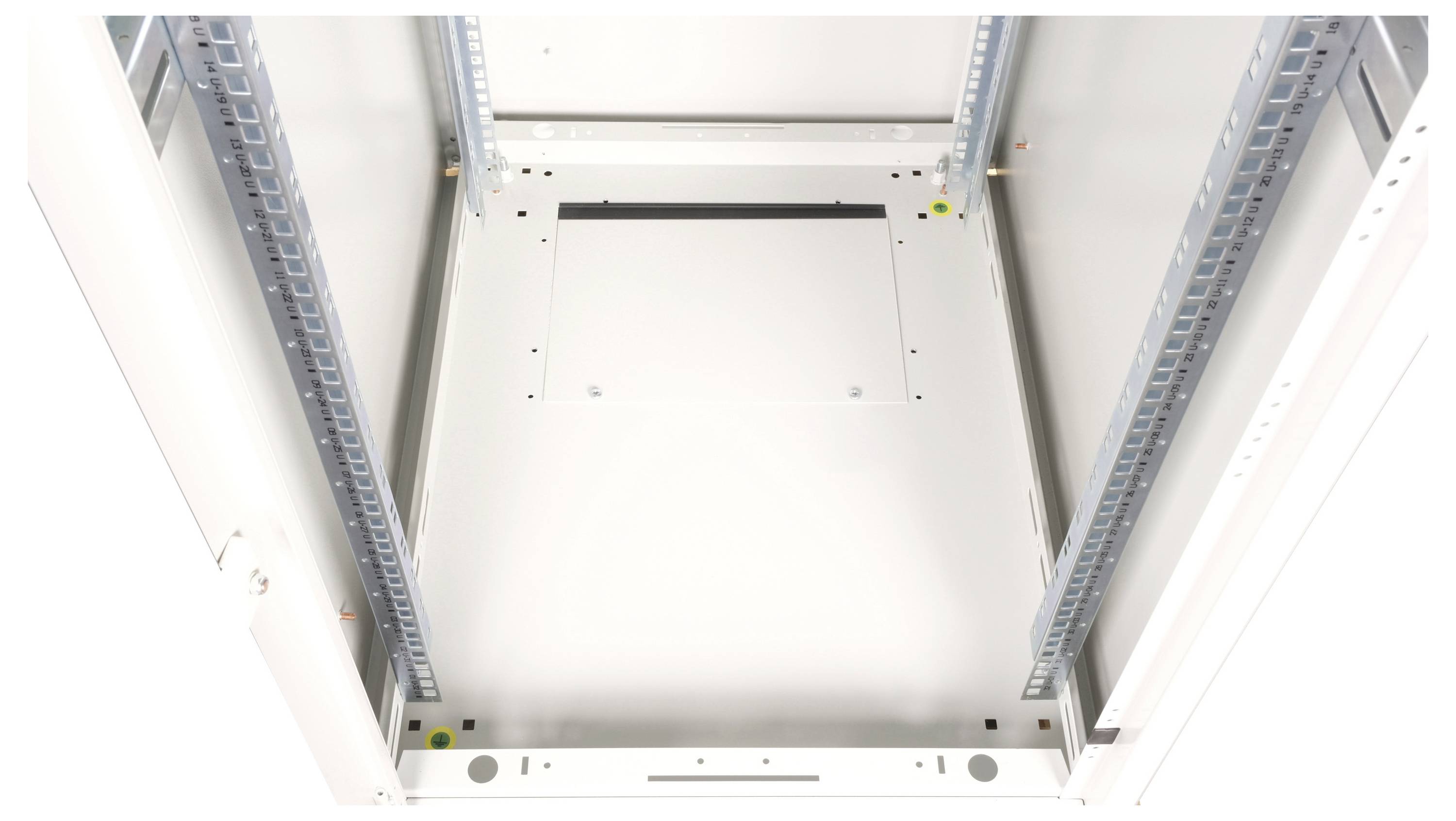 Een lege, witte serverrack, gefotografeerd van bovenaf, toont montagerails aan de zijkanten en een open bodemplaat.