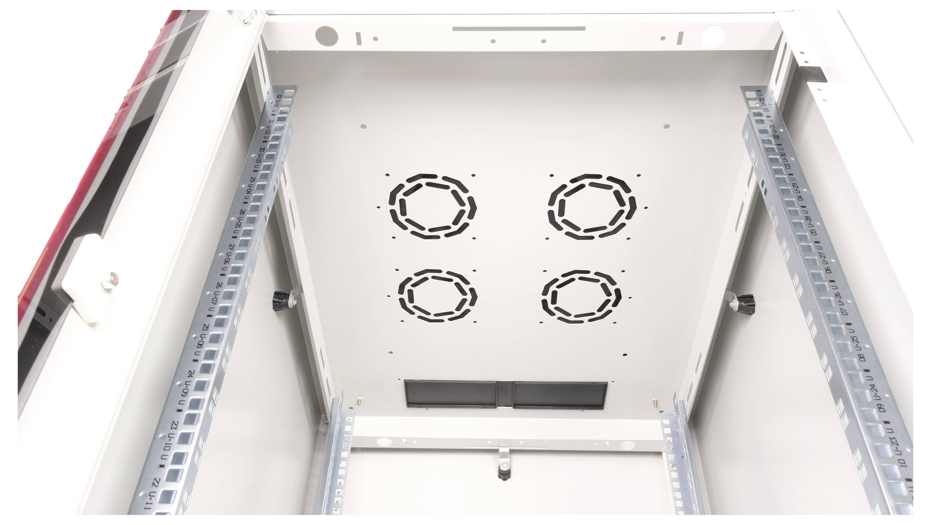 Elektronicabehuizing van binnenuit, plafondaanzicht met vier ventilatieopeningen en metalen steunen aan de zijkanten voor apparaatbevestiging.