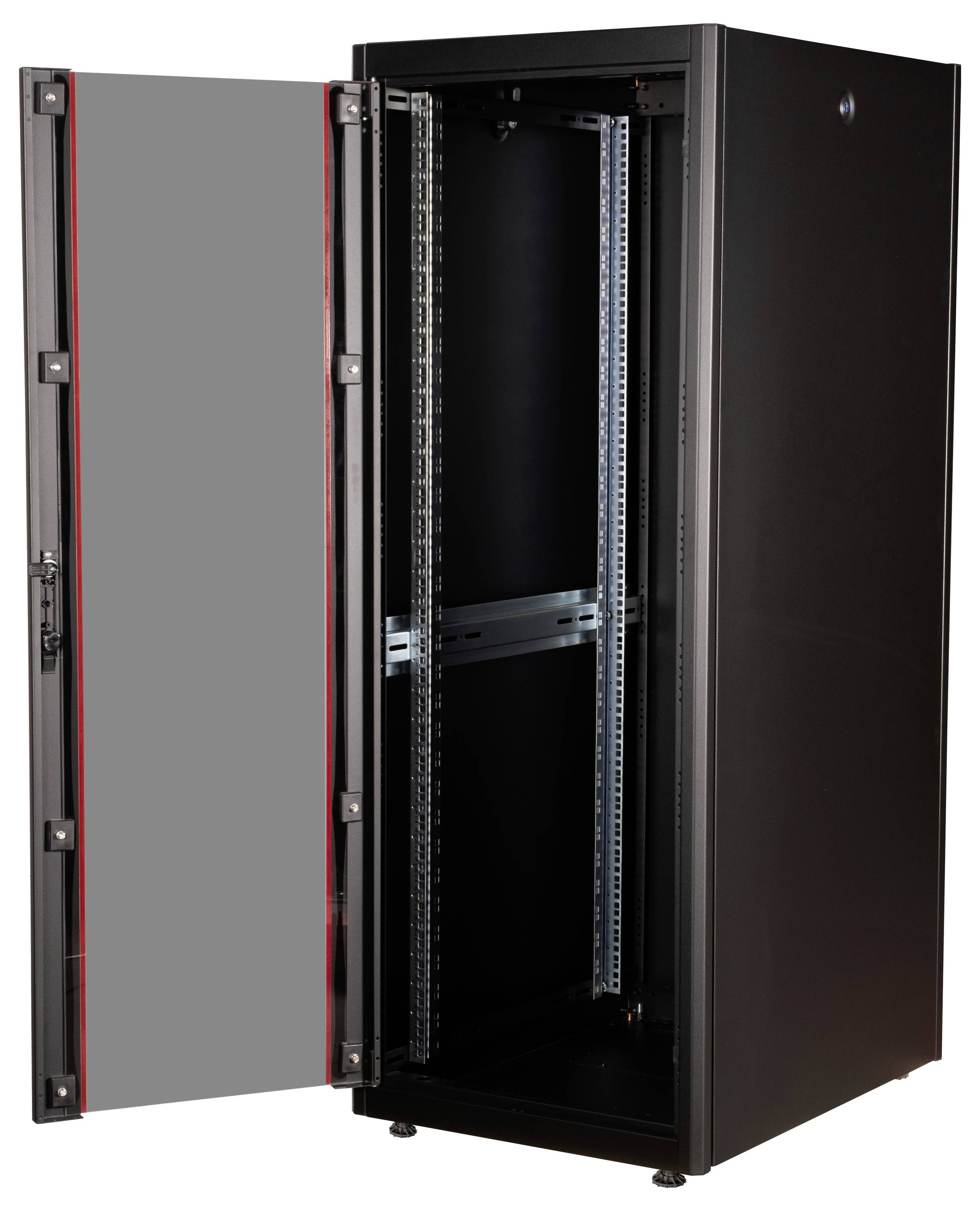 Een zwart serverrek met een open glazen deur en zichtbare binneninrichting. Geschikt voor het opbergen van netwerkapparatuur.