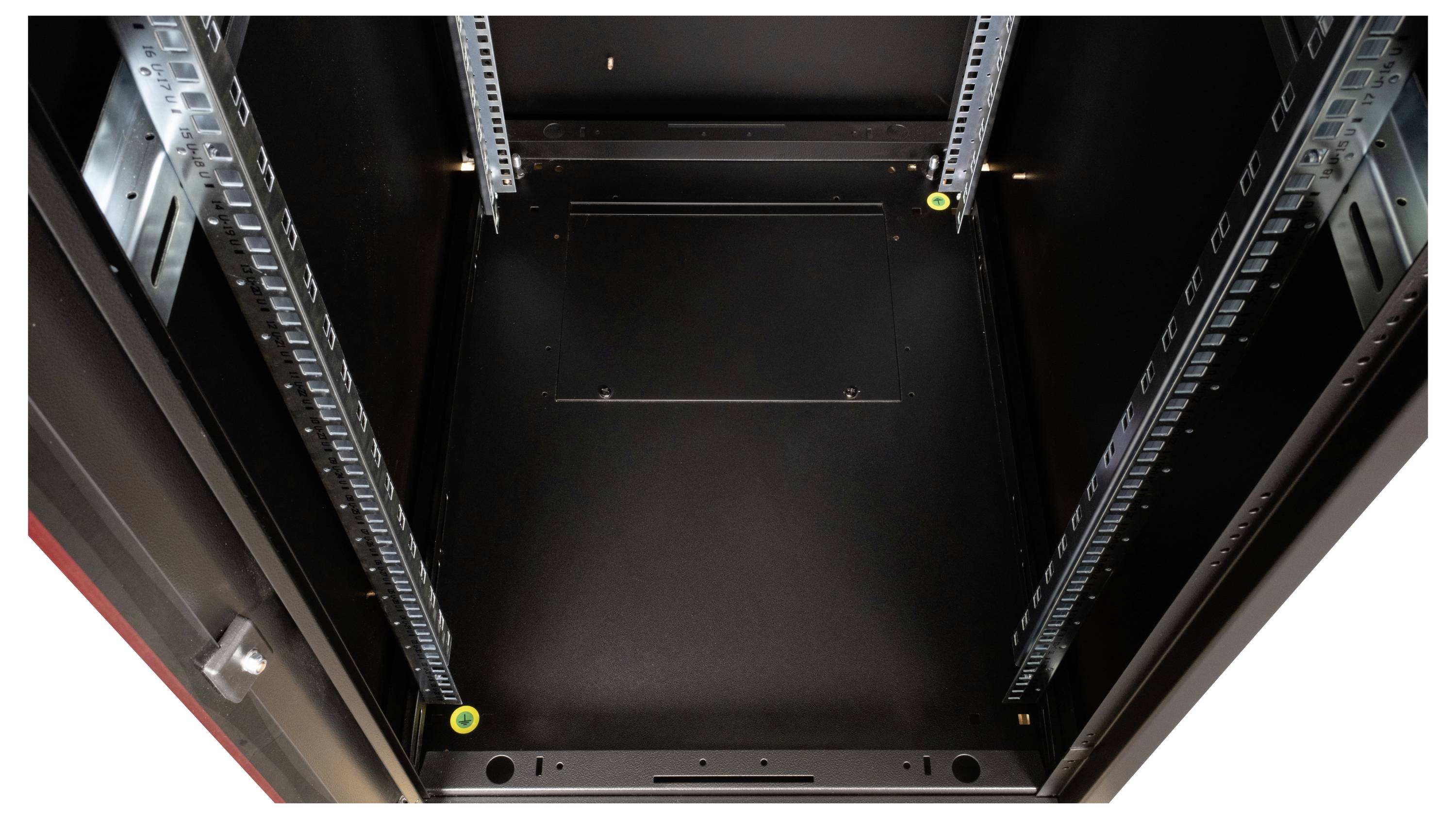 Een lege, open serverrack-kast met metalen steunen en bevestigingen, klaar voor de installatie van serverhardware.