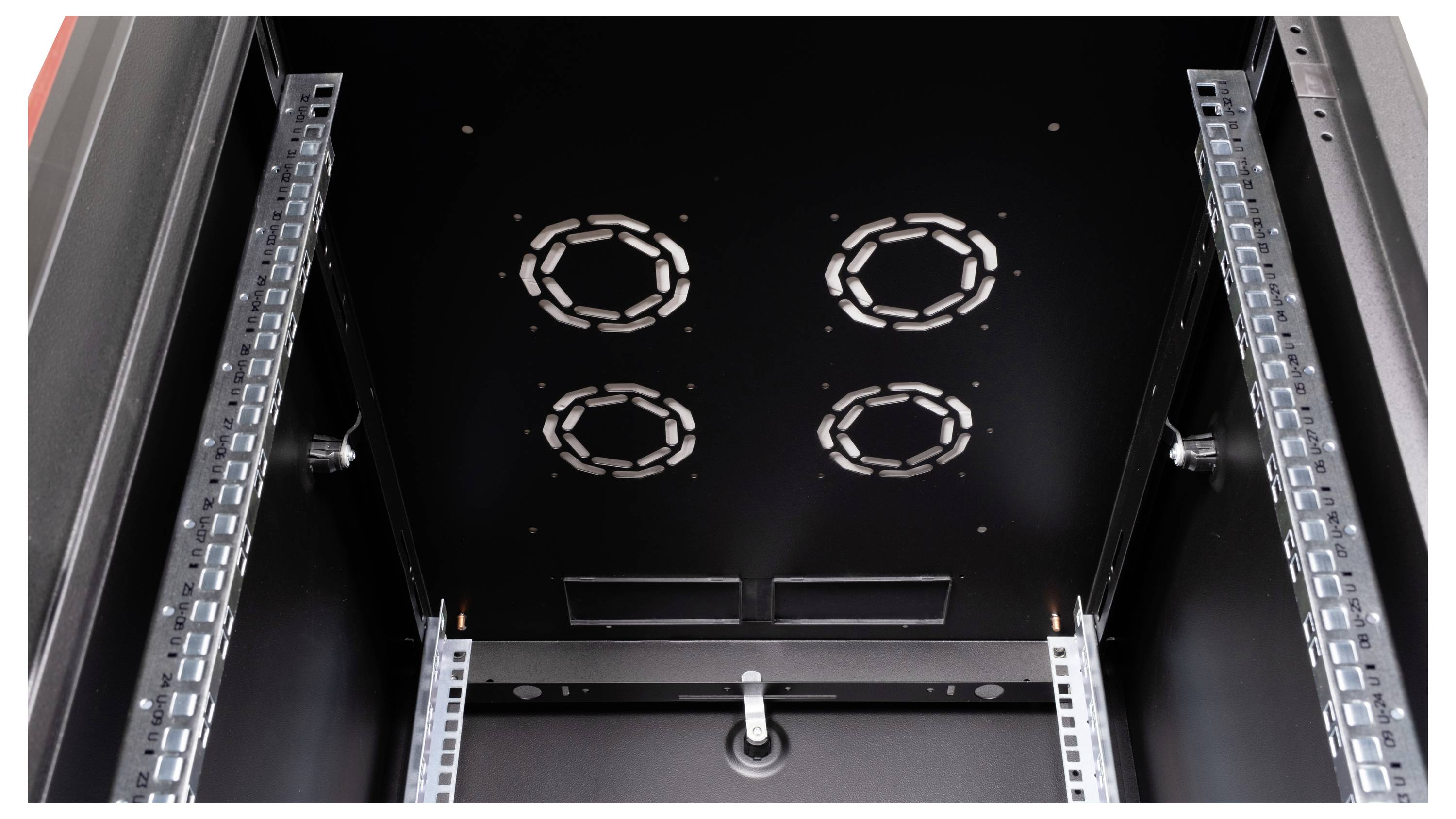 Een lege zwarte serverrack met twee verticale montagerails en vier ronde ventilatierooster aan de bovenkant.
