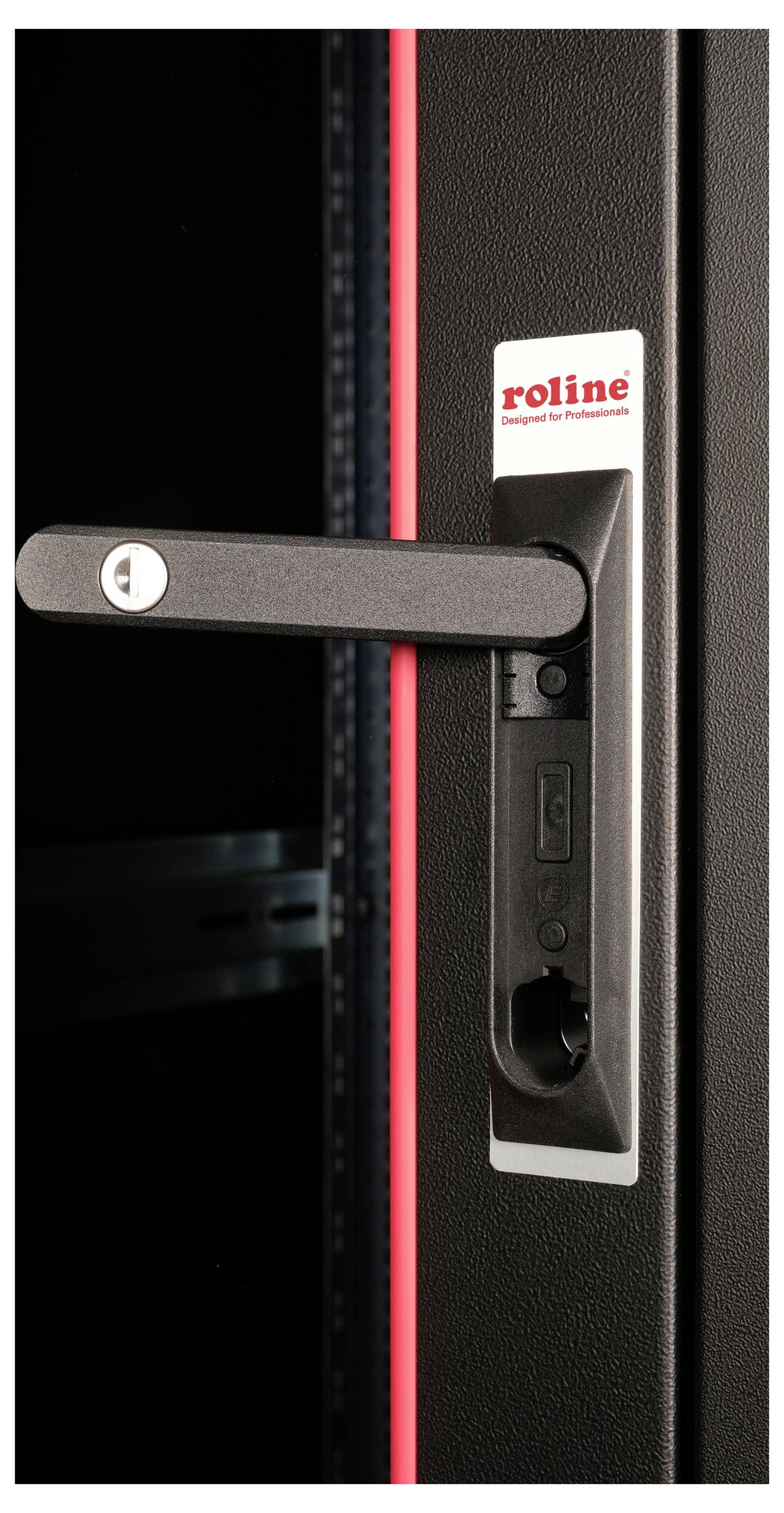 Deurgreep van een zwarte kast met rode streep en slotmechanisme, merk 'roline' zichtbaar.