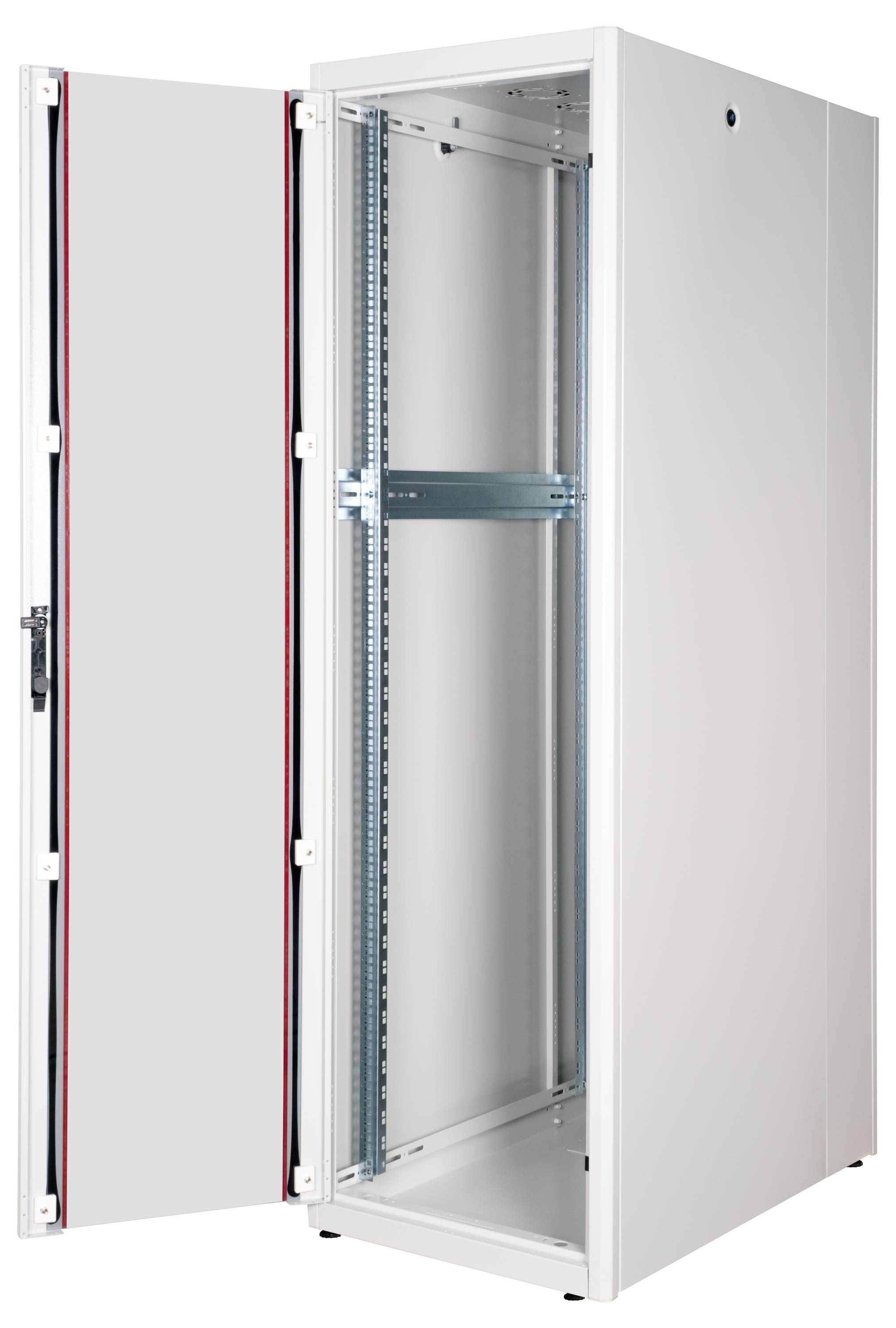 Een open, lege, witte metalen kast met een deur aan de zijkant; geschikt voor IT-hardware of serverinstallatie.