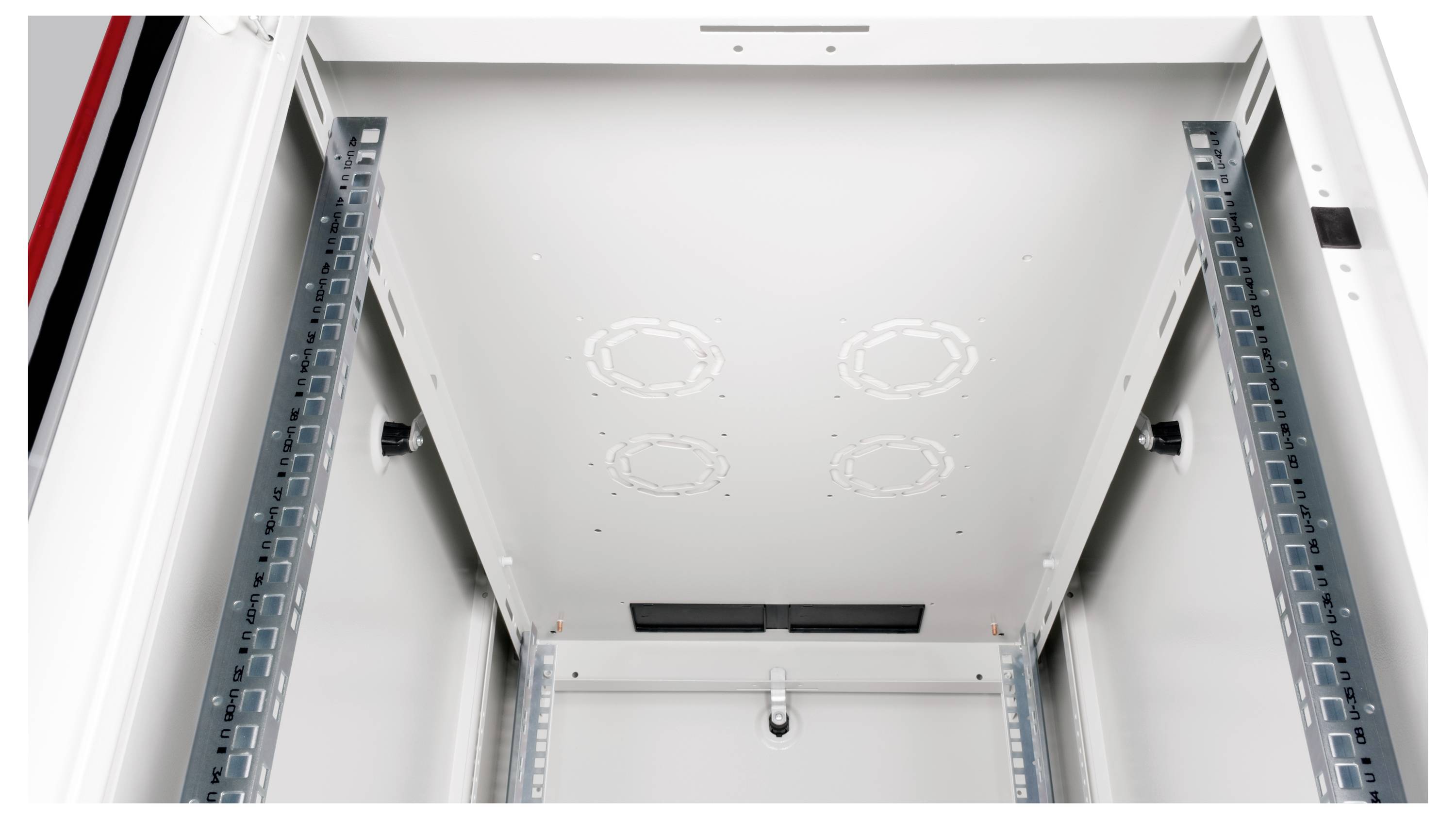 Een lege serverrack met metalen rails aan de zijkanten, klaar om IT-apparatuur te ontvangen, tegen een witte achtergrond.