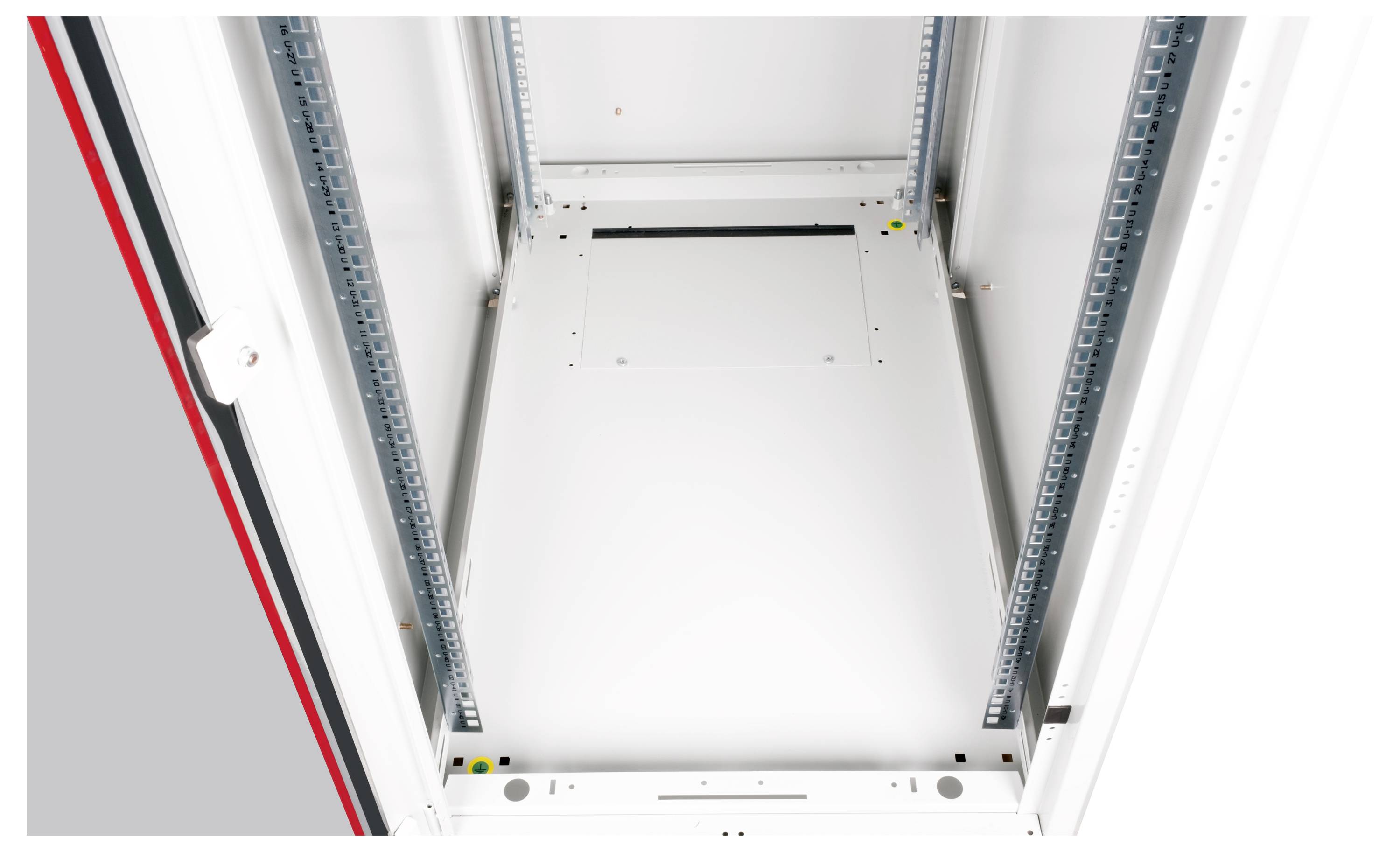 Een lege, witte serverbehuizing met een metalen frame, rekken aan de zijkanten en een gladde bodemplaat aan de binnenkant.