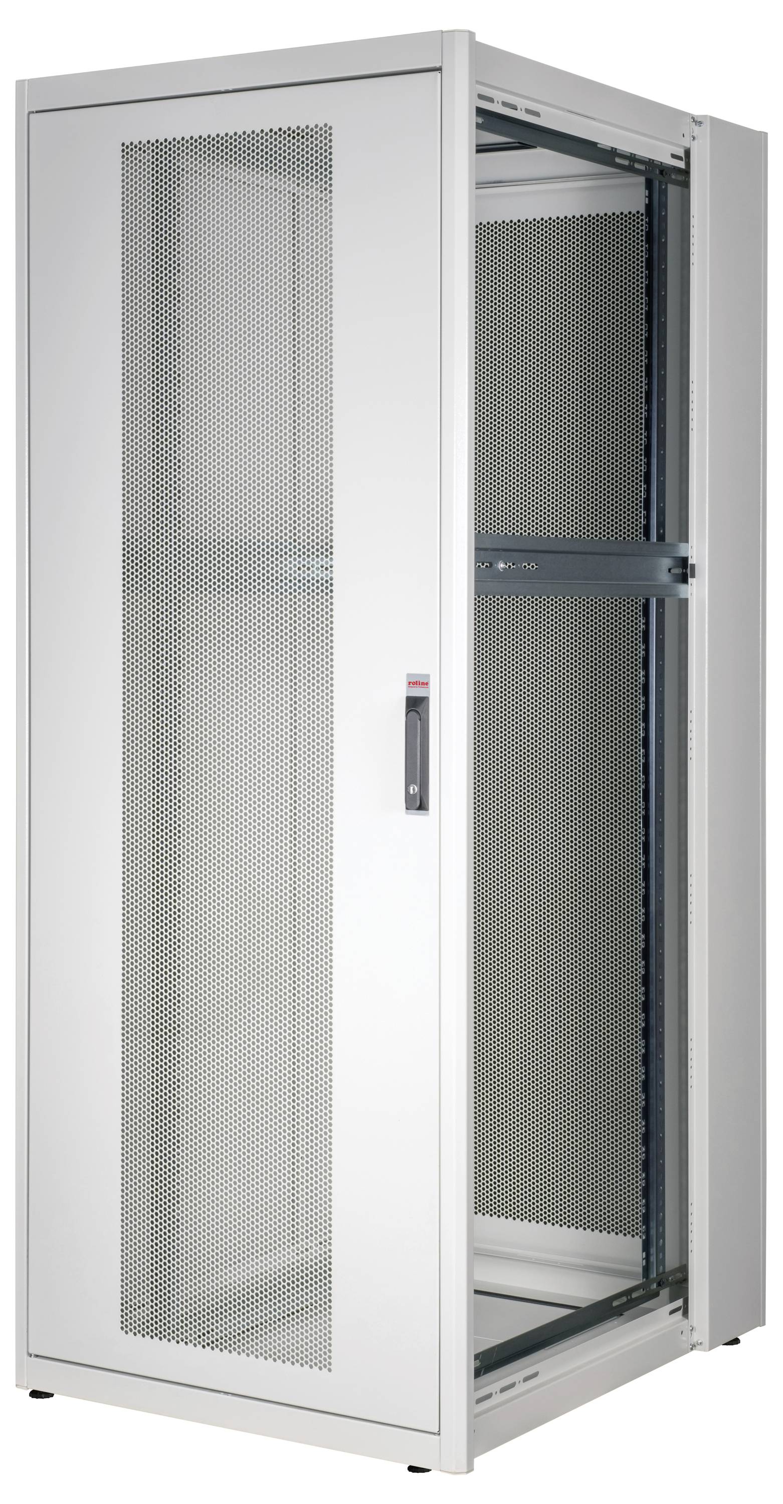 Een lege, witte server-rack-kast met een geperforeerde deur voor ventilatie, geschikt voor het huisvesten van IT-componenten.