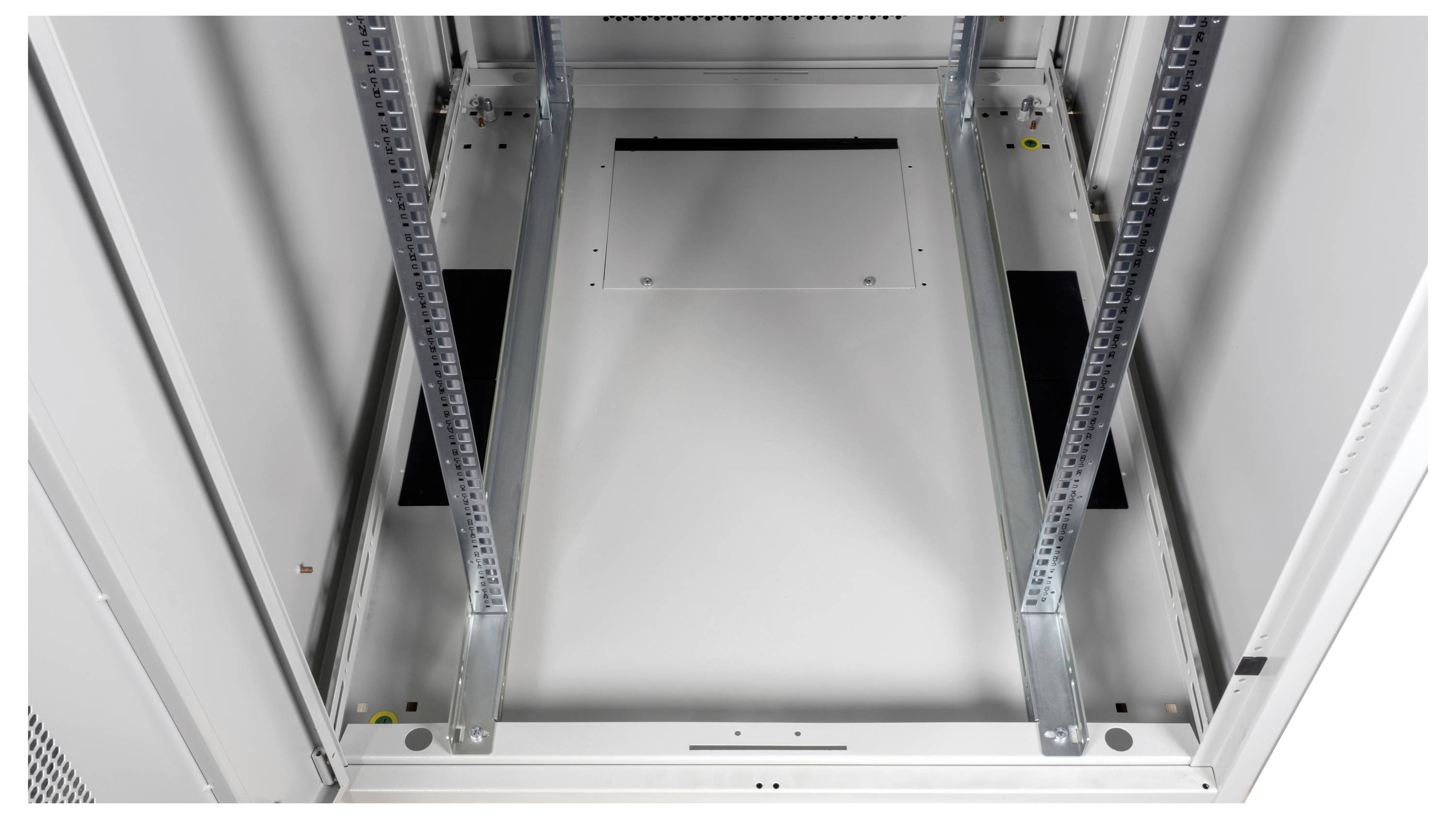 Lege serverrack zonder geïnstalleerde apparaten, met zichtbare geleiders en ventilatiesleuven voor kabelbeheer en koeling.
