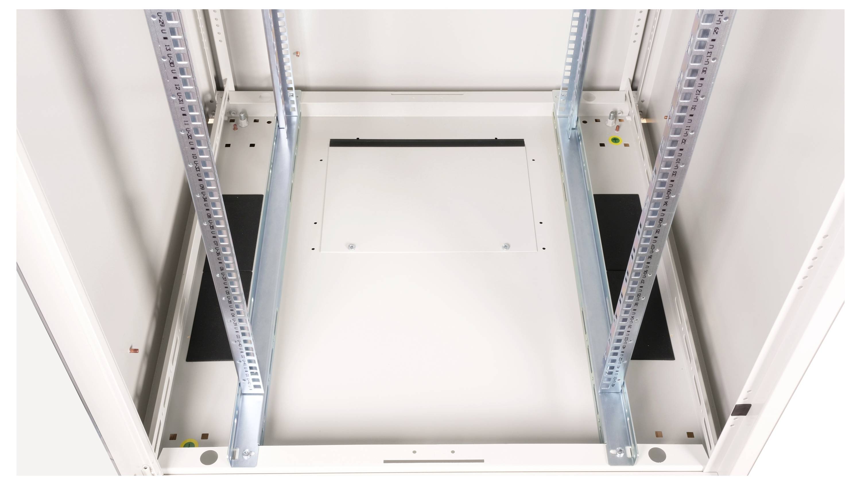 Lege serverrek met metalen frame en zijdelingse rails, klaar voor de installatie van IT-componenten.