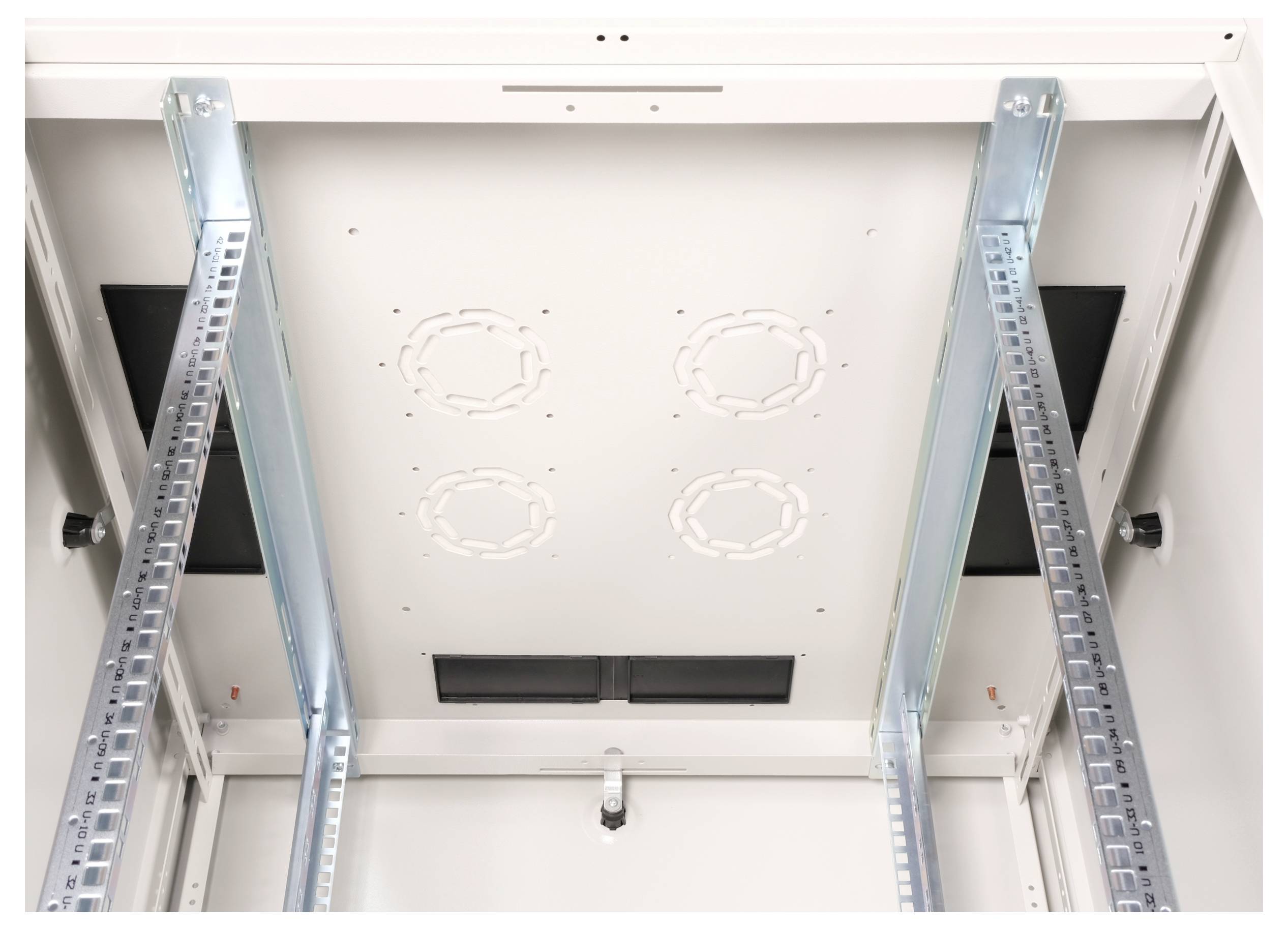 Binnenaanzicht van een leeg serverrek met twee verticale rails en ventilatieopeningen aan de bovenkant. Geschikt voor IT-hardware-installatie.