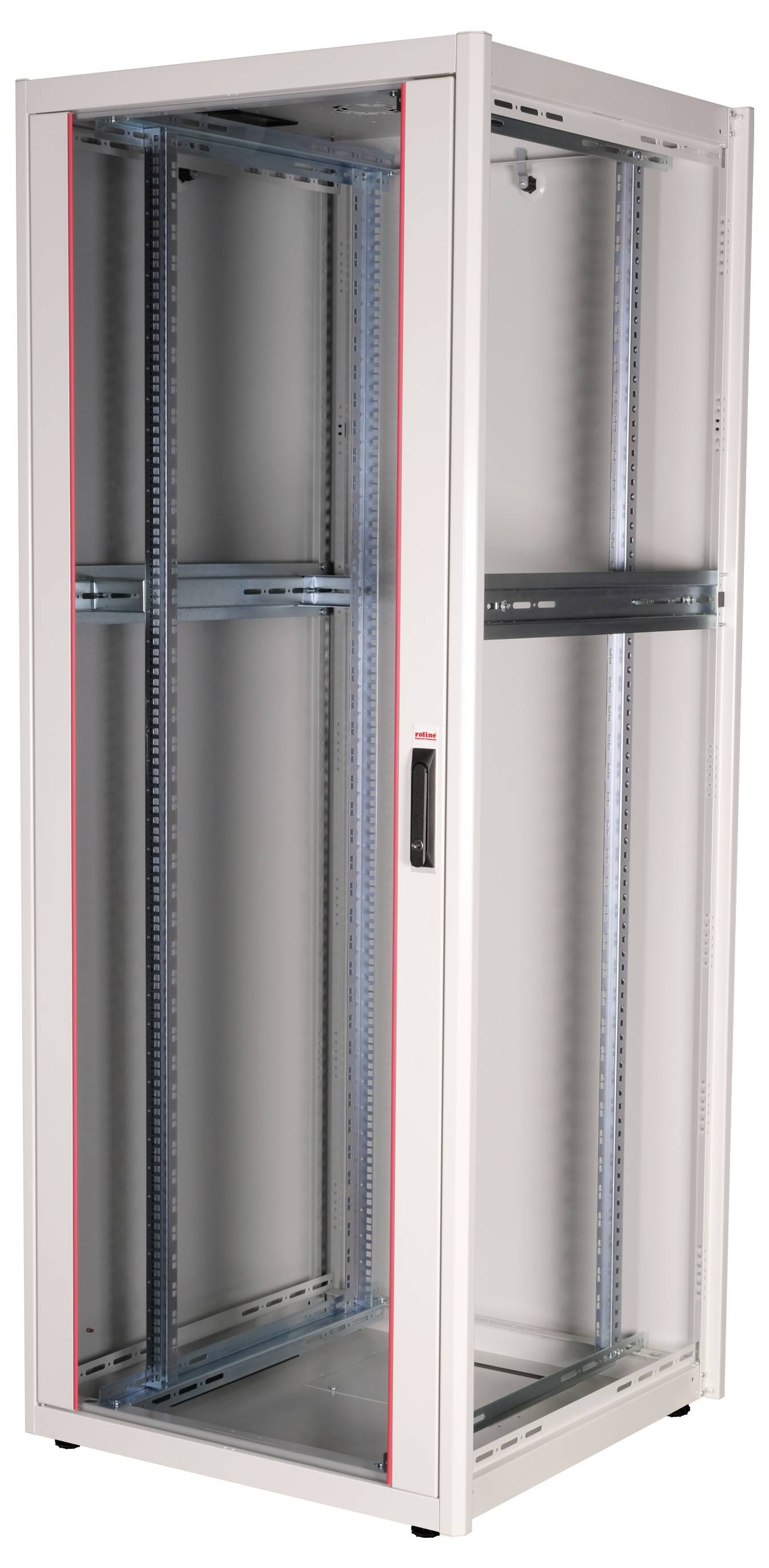 Een witte serverrack-kast met glazen deur en metalen frame in een lege ruimte, geschikt voor het opslaan van IT-apparatuur.