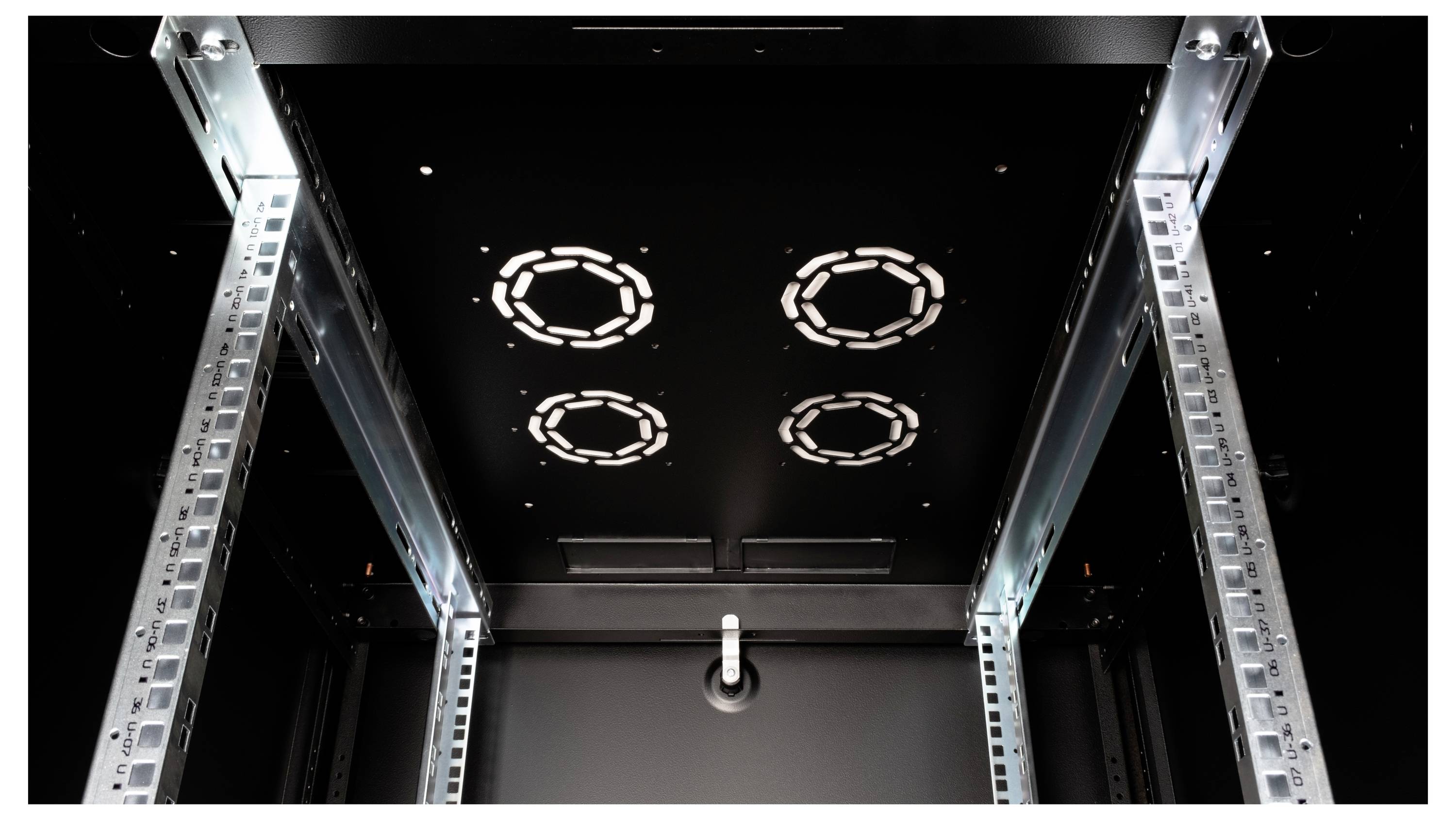 Aanzicht van een leeg serverrek van onderen. Bovenaan zijn ventilatiesleuven zichtbaar, aan de zijkanten bevinden zich montagerails.