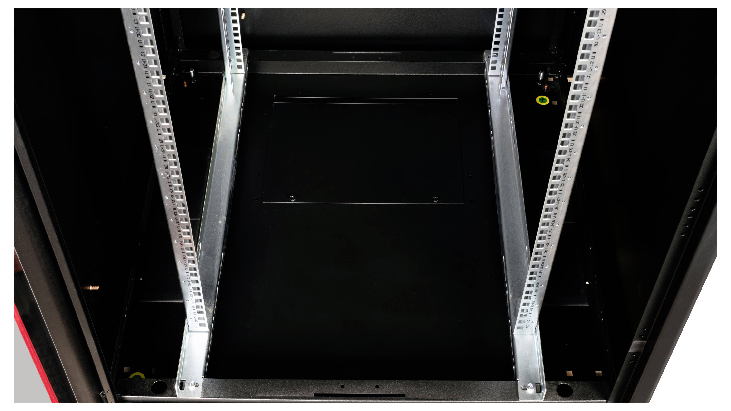 Leeg serverrek met open rails, zwarte binnenkant en verlichte rand, klaar voor apparaatmontage.