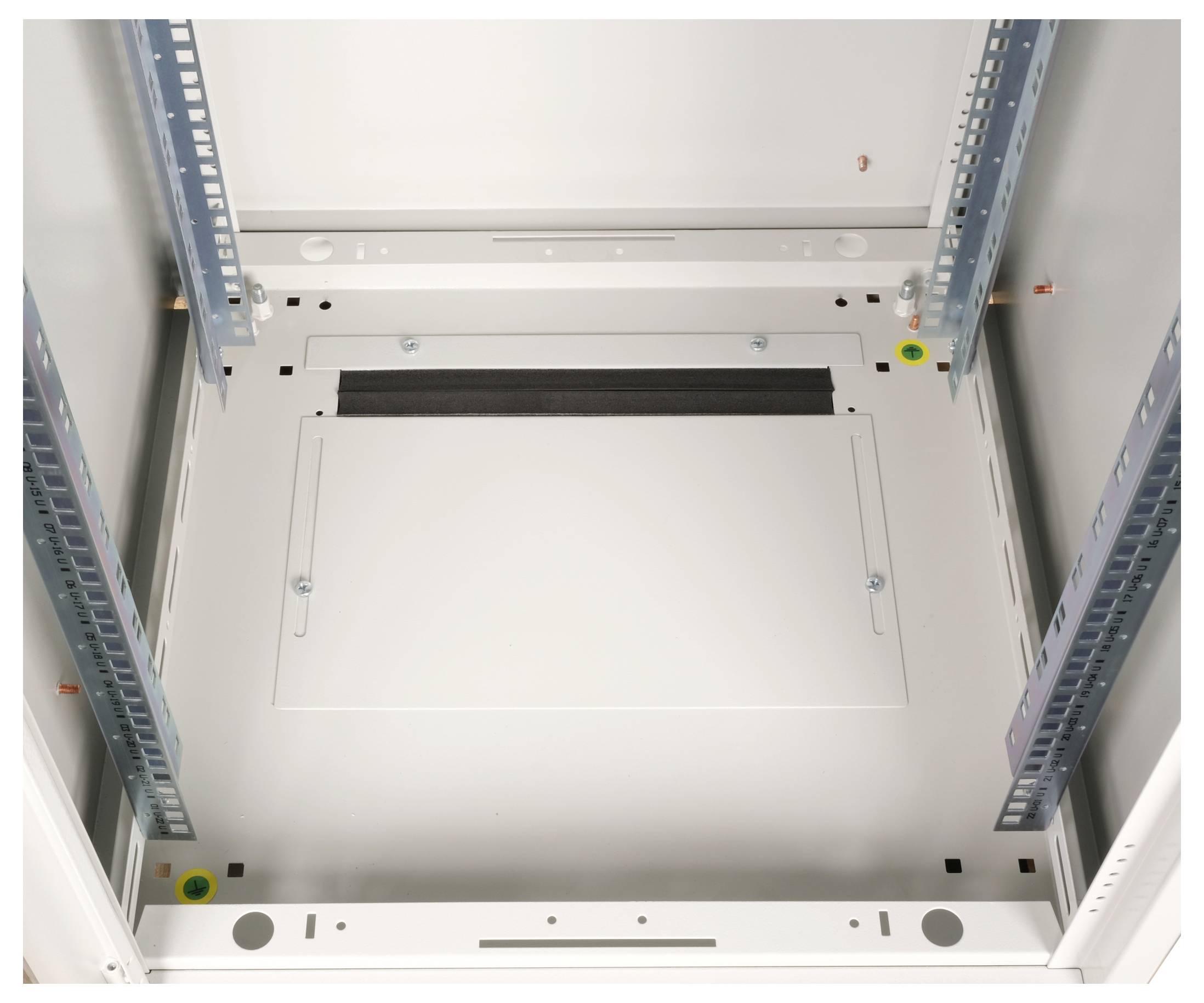 Een lege, geopende serverrack met geleiders aan de zijkanten voor het bevestigen van hardware in een datacenter.