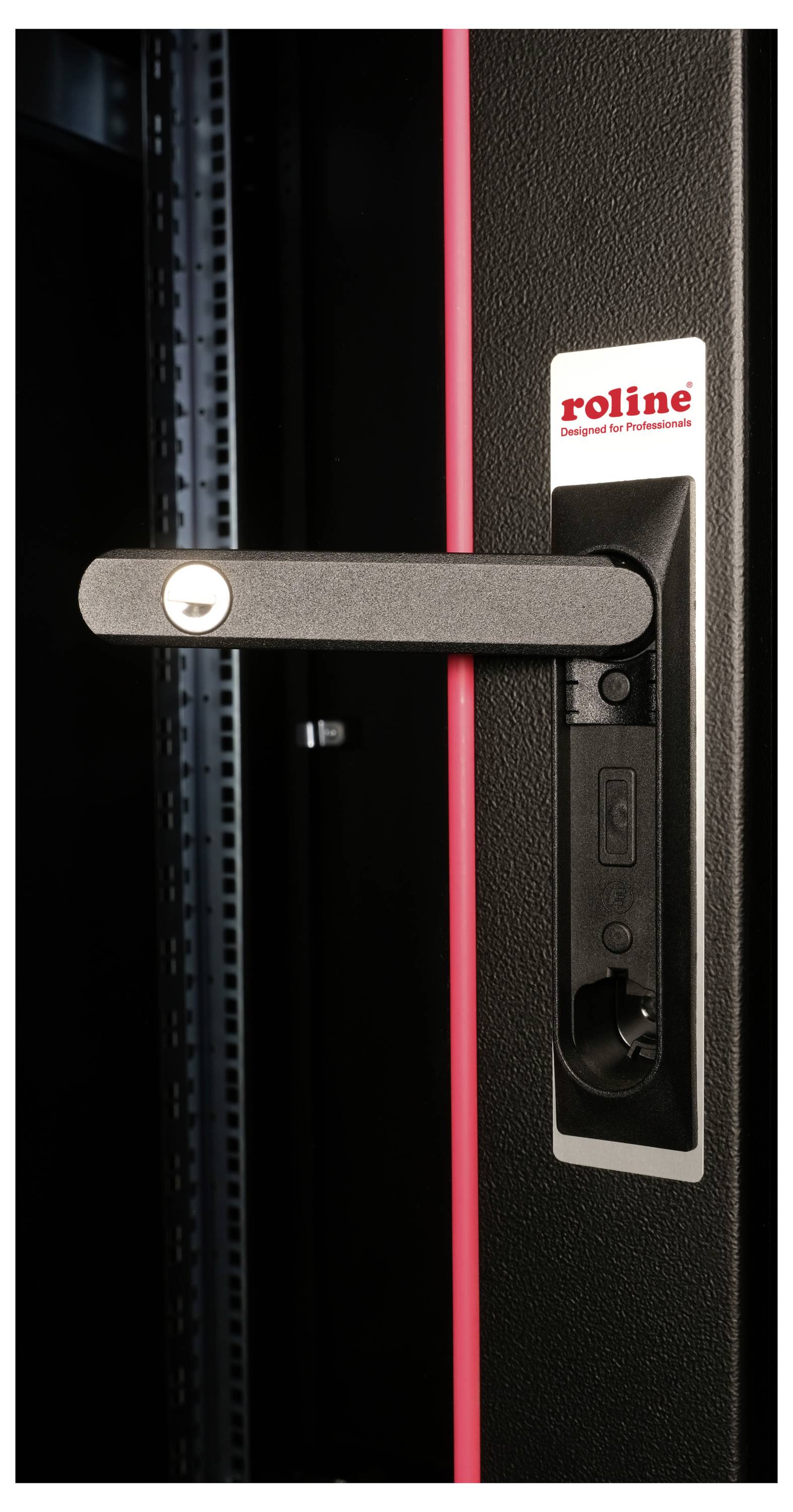 Een zwarte deurgreepvergrendeling van een Roline-serverrack met rode streep en sleutelgat, gemonteerd op een zwarte metalen behuizing.