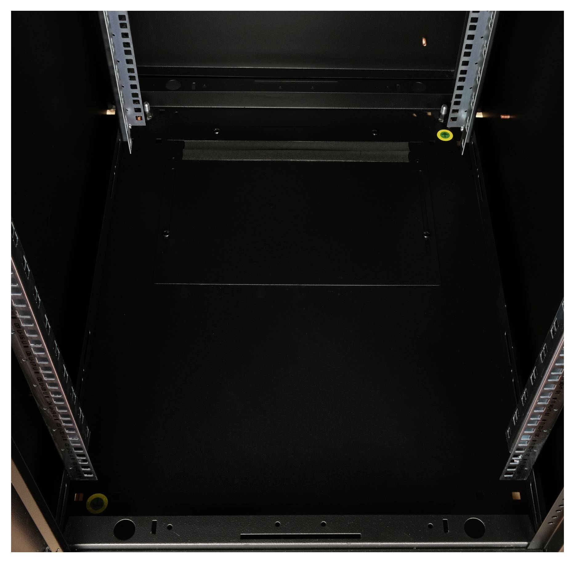 Lege serverrack met zichtbare geleiderails en twee gele markeringen in de hoeken.