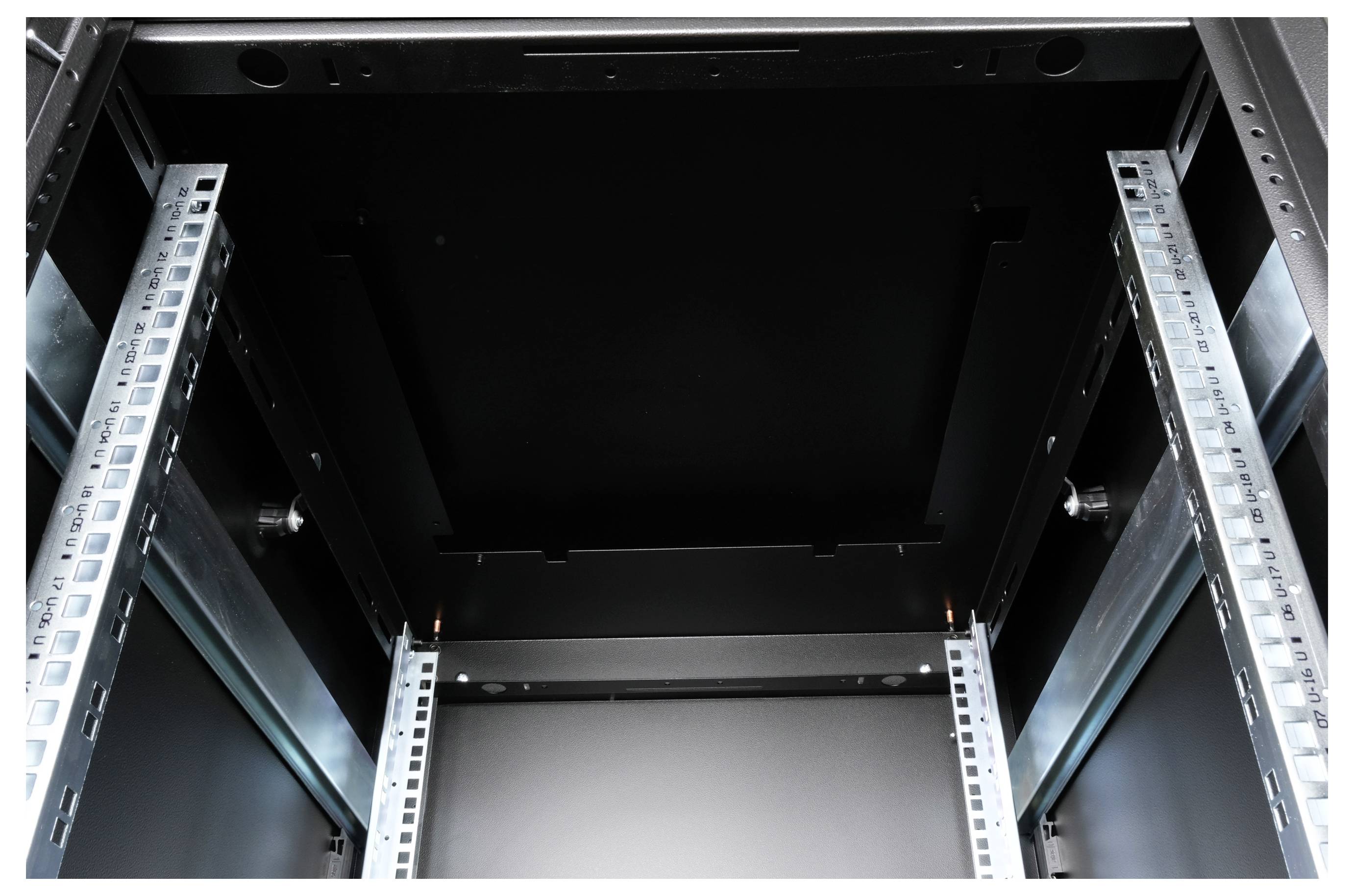 Een lege serverrack-kast met zichtbare metalen rails en een donkere binnenkant. Klaar voor de installatie van hardwarecomponenten.