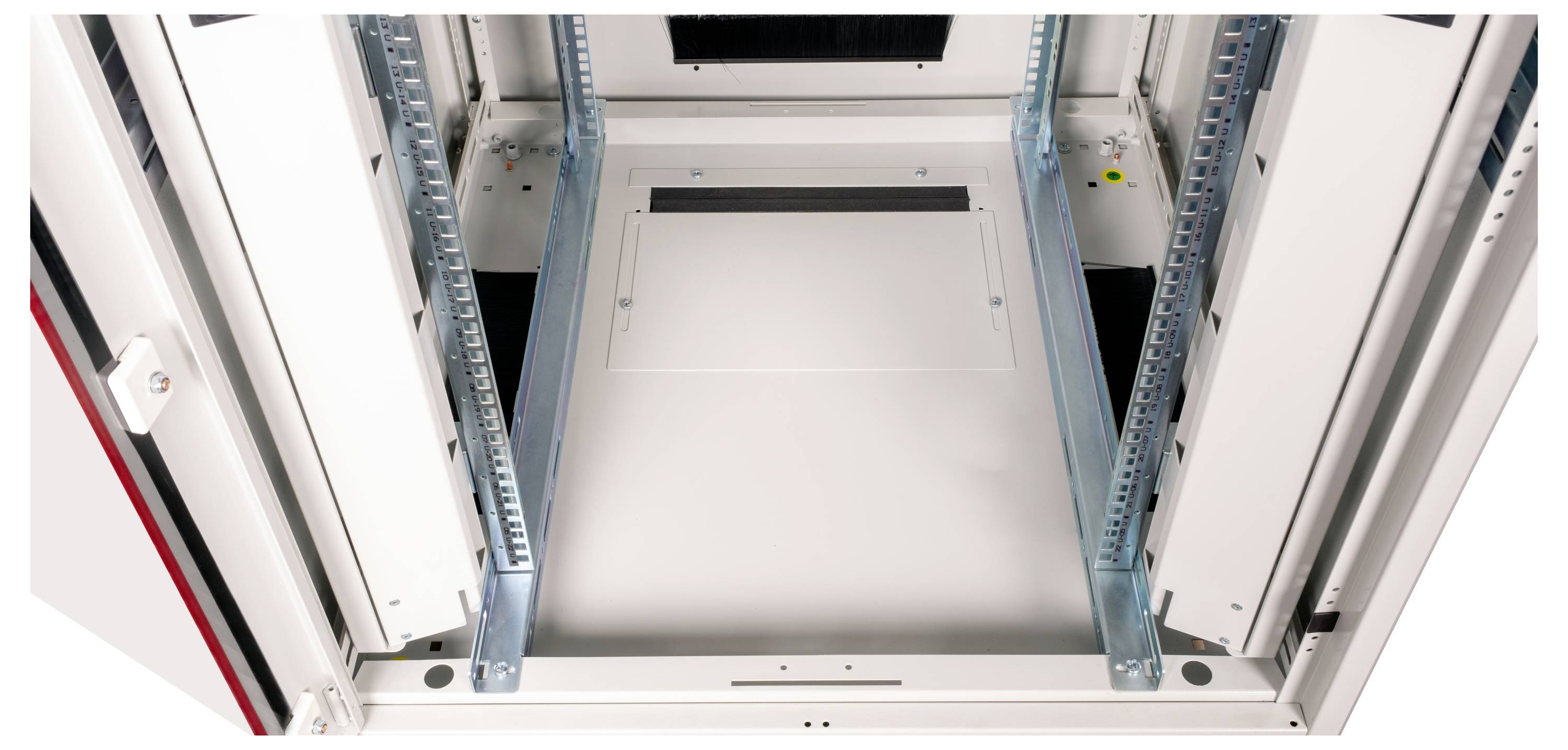 Een open serverrek dat twee metalen rails en een lege ruimte voor het plaatsen van server-hardware laat zien.