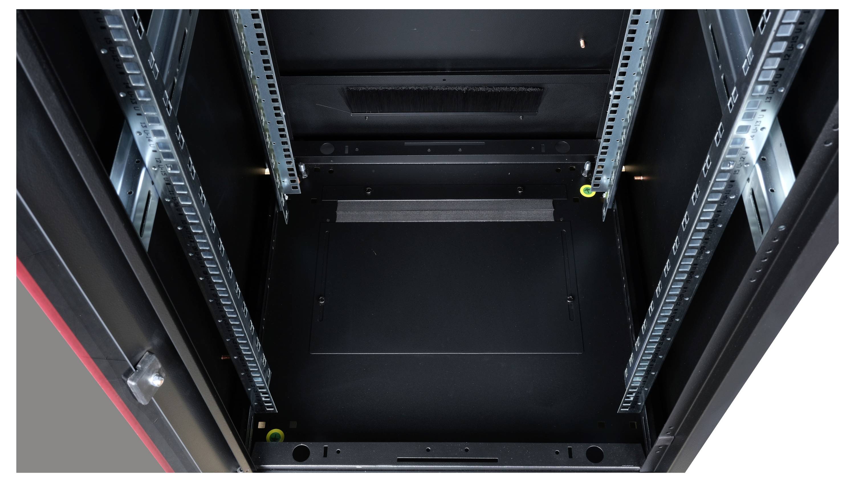 Een lege serverrack van bovenaf gezien, toont de binnenste metalen rails voor het bevestigen van IT-apparatuur in een datacenter.