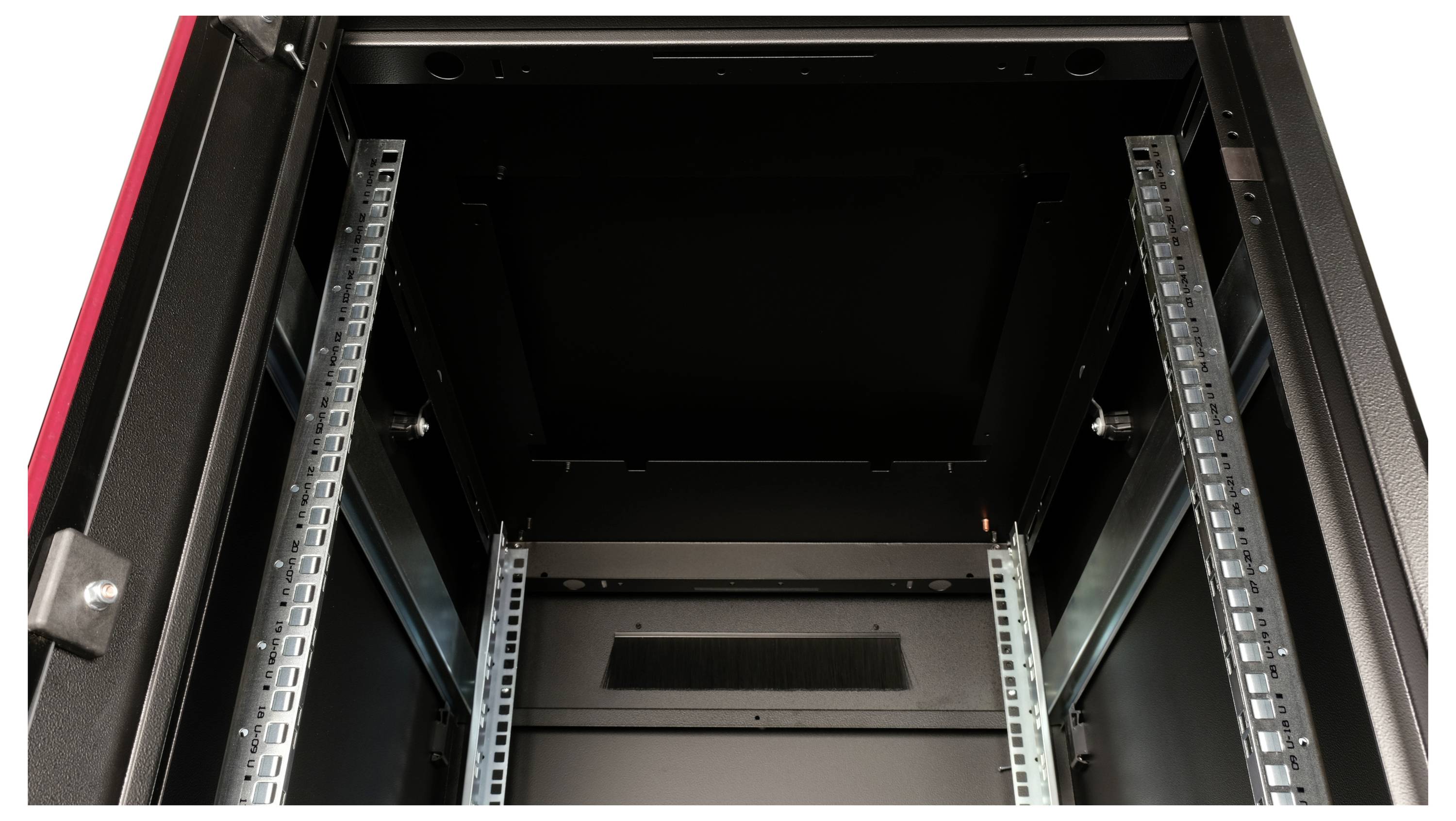 Binnenaanzicht van een lege serverrack met open zijkanten en gemonteerde rails. Ideaal voor netwerk- of serverhardware.