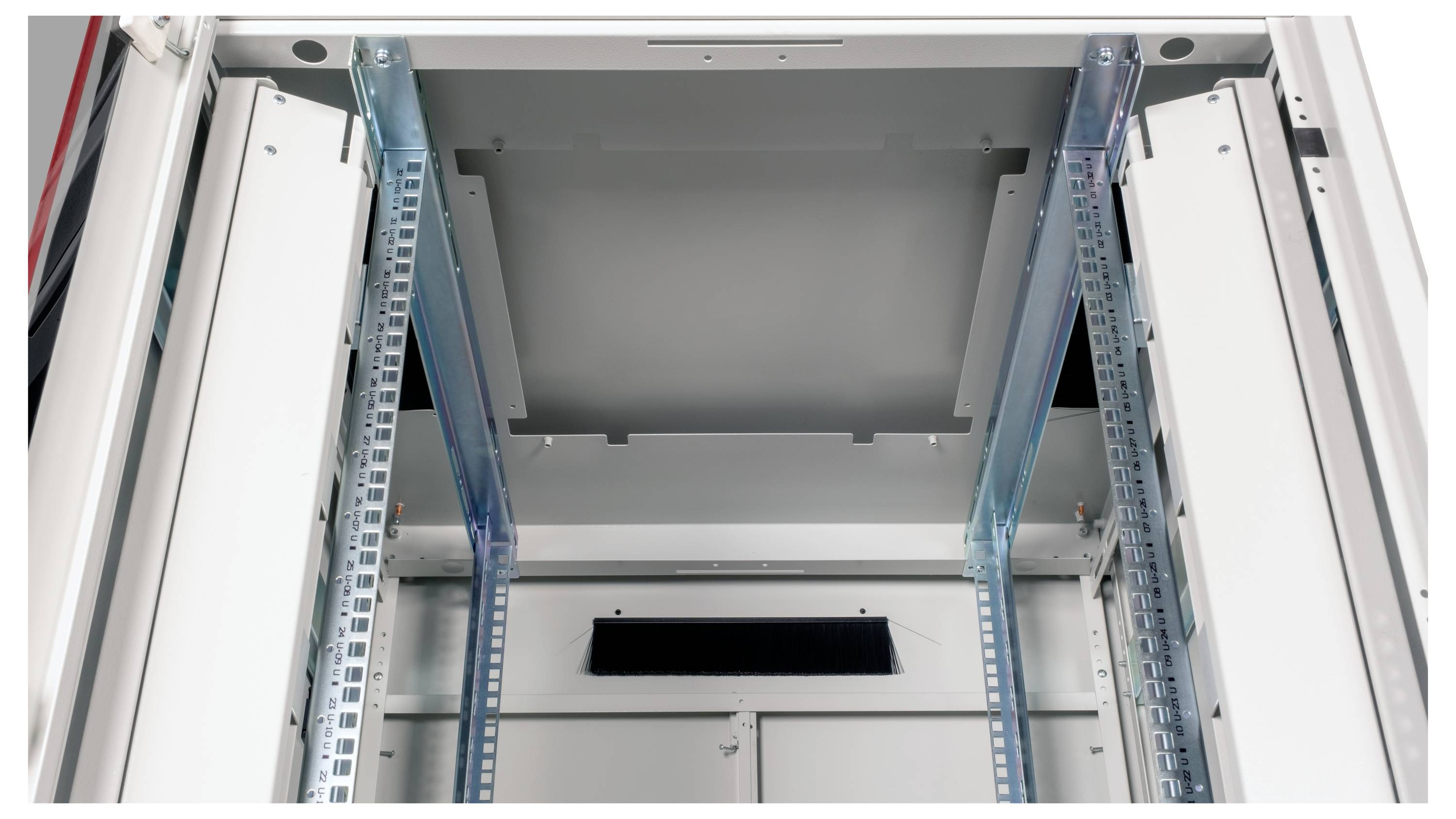 Een open, leeg serverrek met gemonteerde zijgeleiders, klaar voor de installatie van apparatuur.